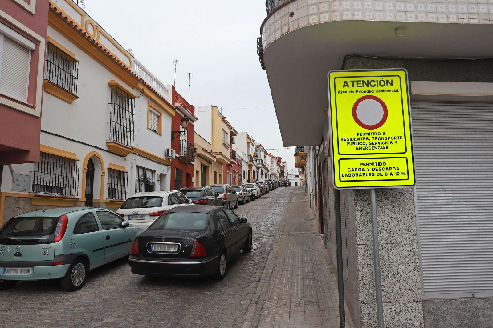 Señales de tráfico restringido en el acceso a San Isidro
