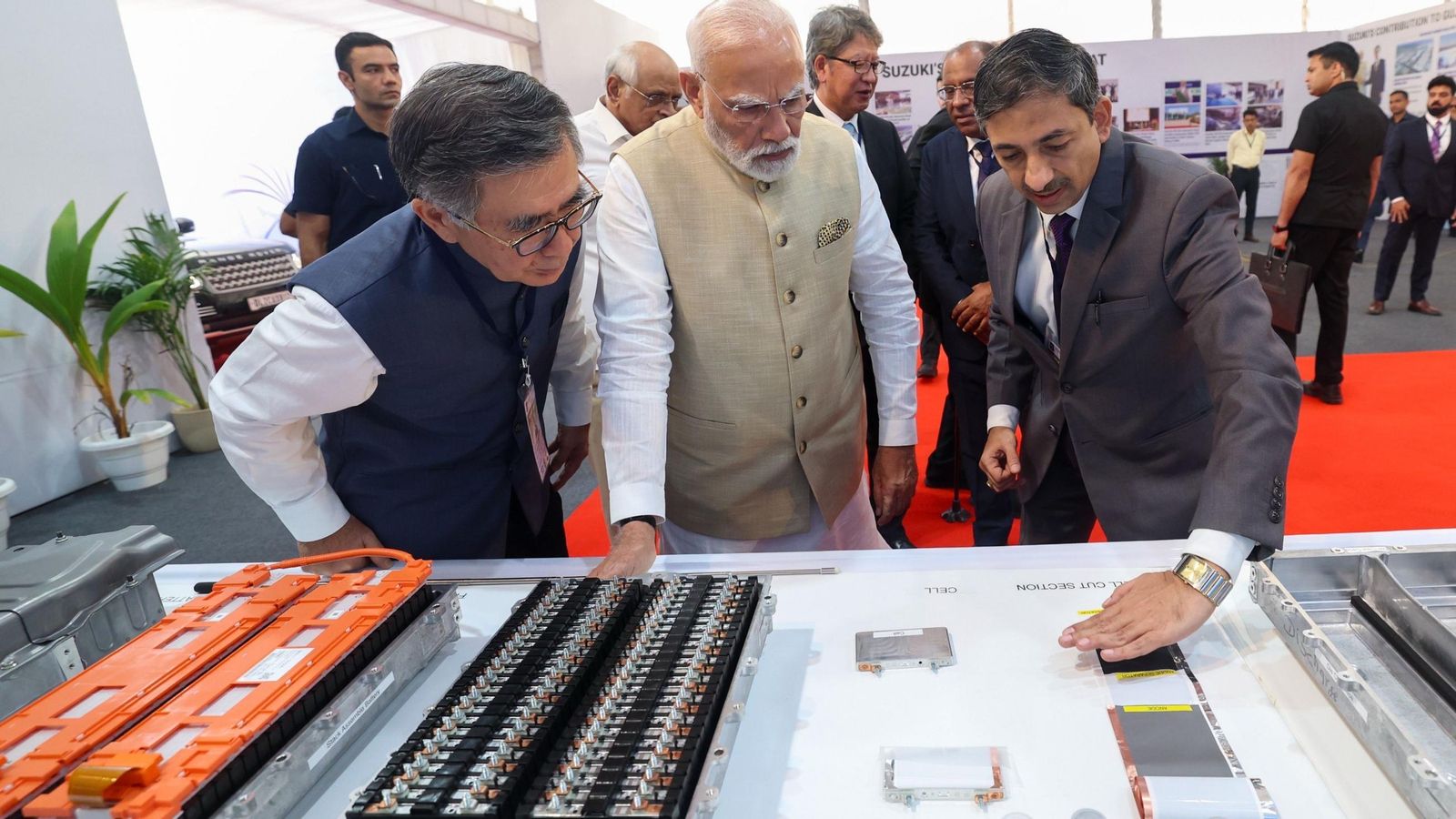 TDSG, la empresa que producirá las celdas de litio del eVitara, presentó sus baterías a el primer ministro de India, Narendra Modi; y el presidente de Suzuki, Toshihiro Suzuki.