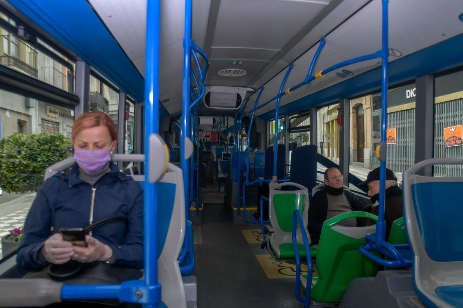 Limpieza en autobuses y poco tráfico en Granada por el coronavirus