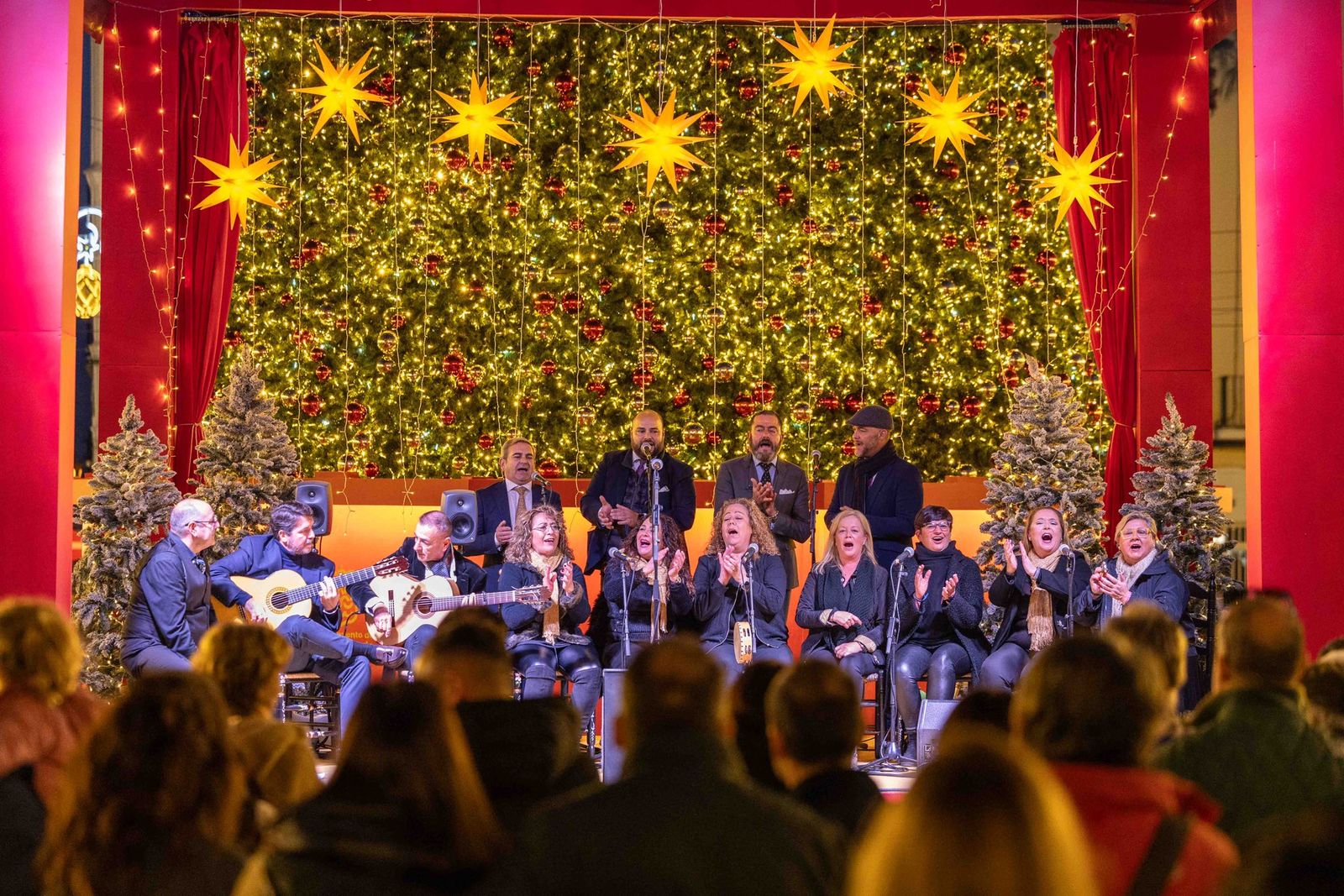 Segunda zambomba navideña en la plaza del Rey de San Fernando: las imágenes