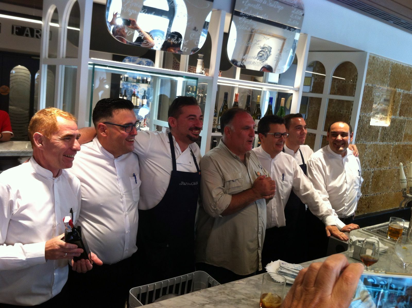 El chef José Andrés, con el equipo de la barra de El Faro.