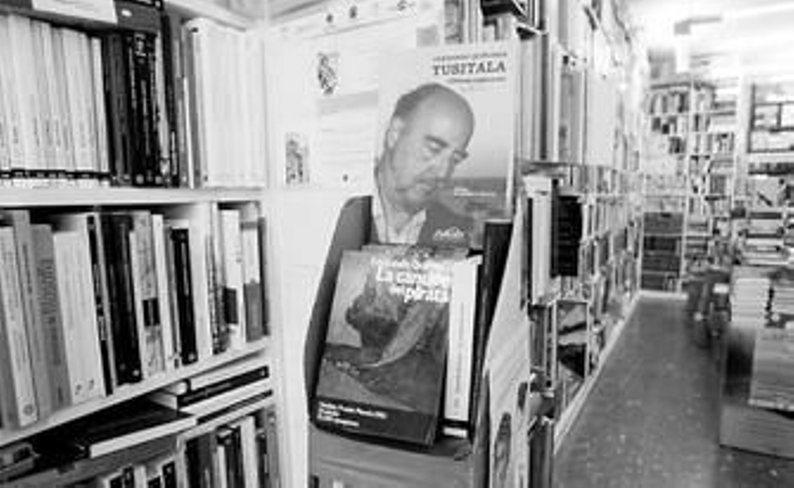 Expositor dedicado a la obra de Fernando Quiñones en la librería Manuel de Falla de Cádiz.