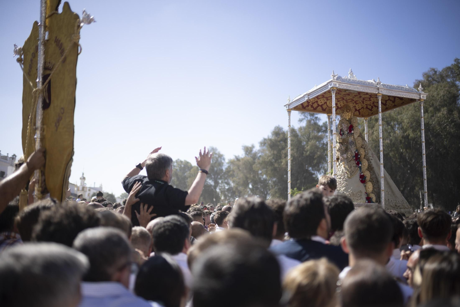 Las mejores imágenes de la procesión de la Virgen del Rocío en la aldea