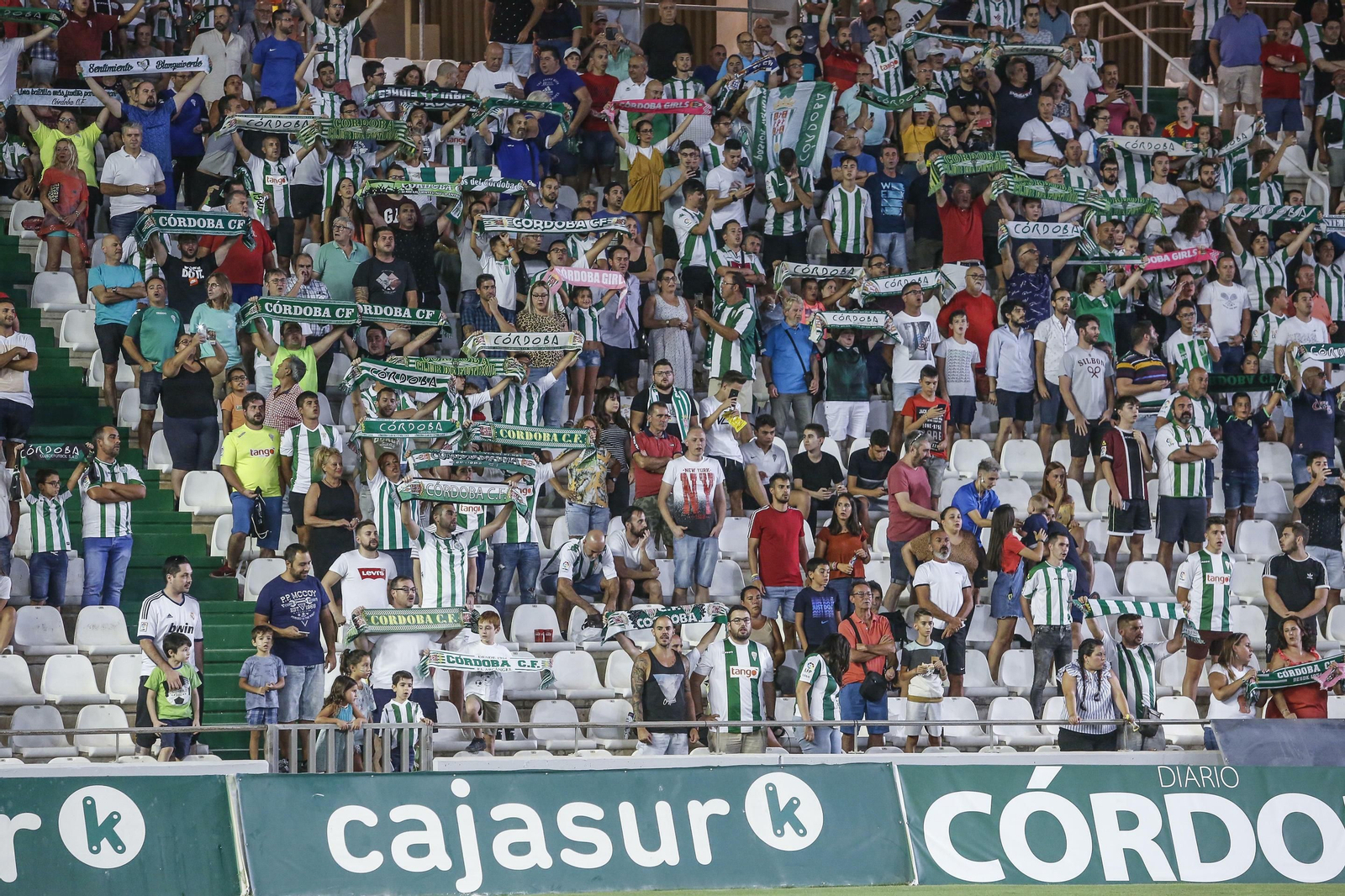 Los aficionados blanquiverdes, durante el partido ante el Recreativo Granada.