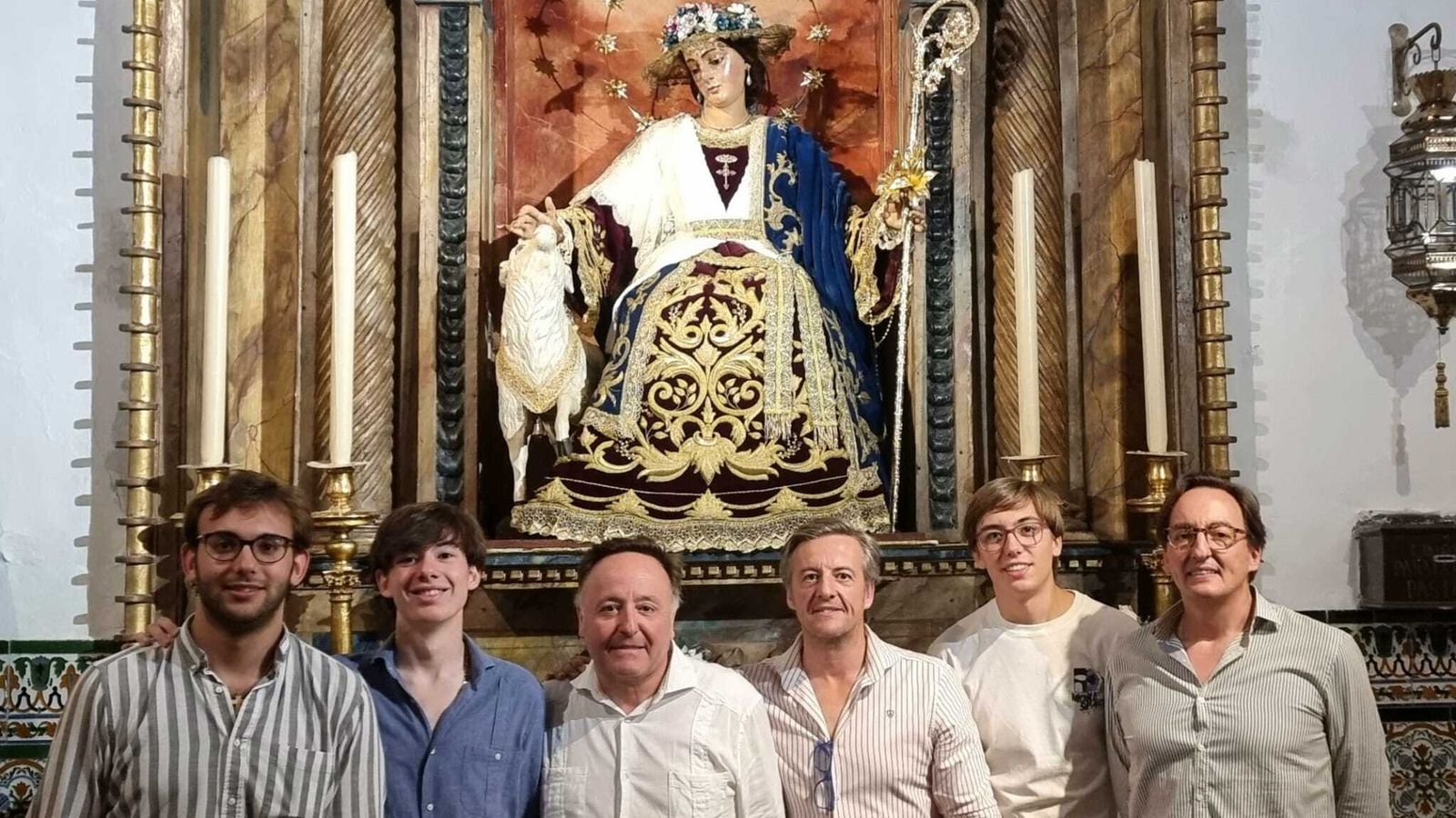 Fotografía de familia tras la firma