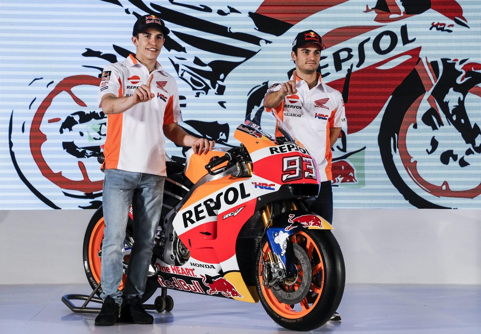 Máquez y Pedrosa posan con la Honda RC213V