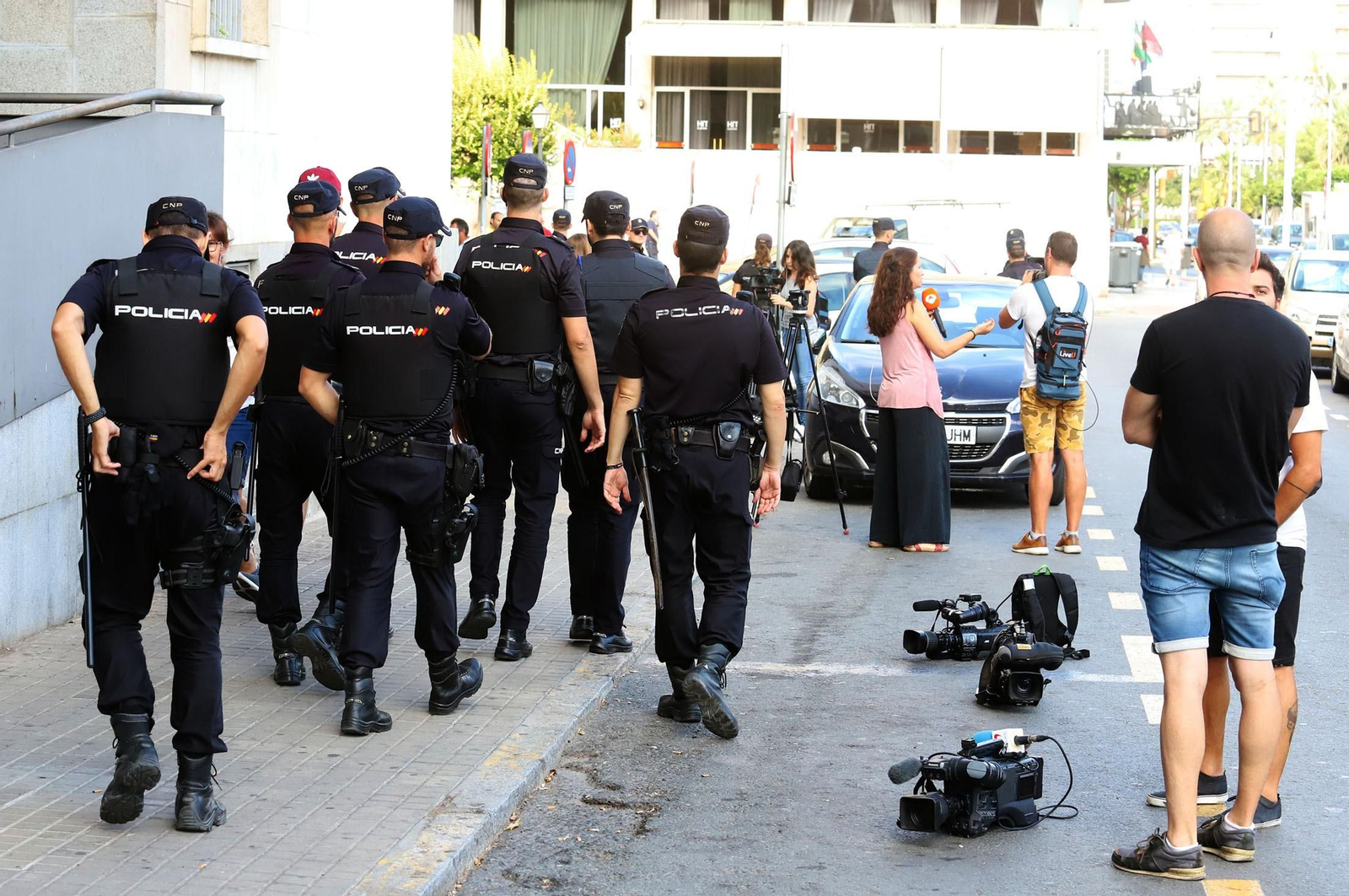 Imágenes de la vista de medidas cautelares por el apuñalamiento al jefe de la Policía Local de Punta Umbría.
