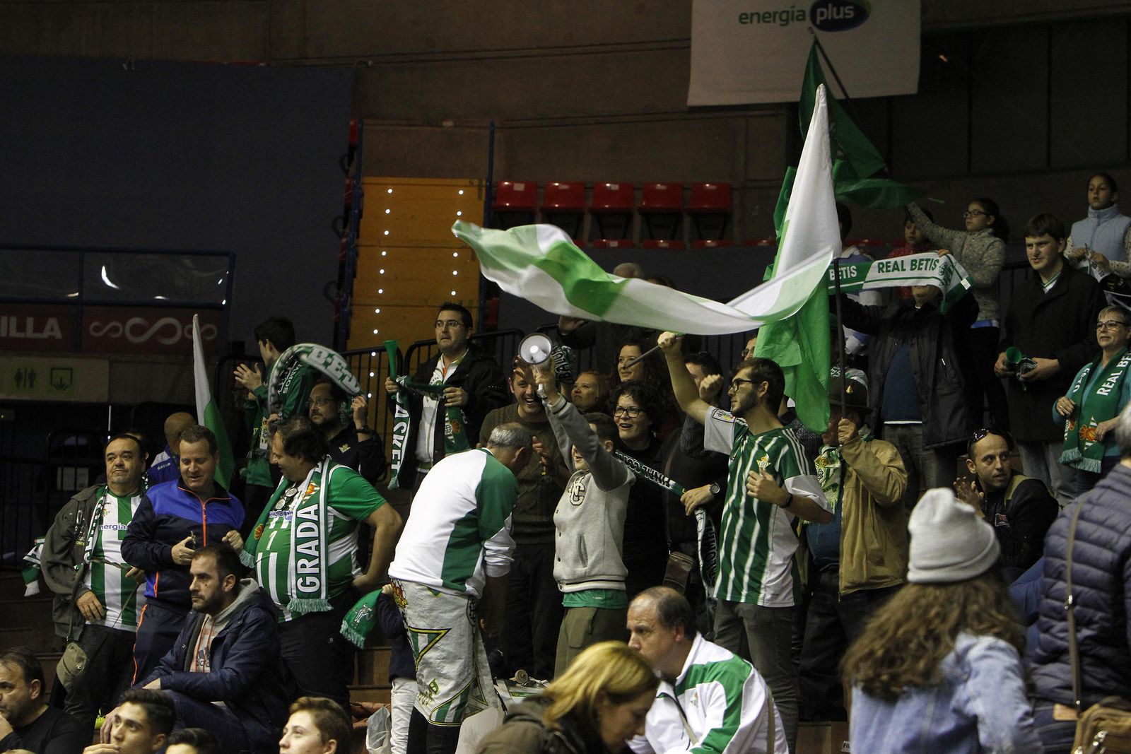 Aficionados del Betis Baloncesto en San Pablo.