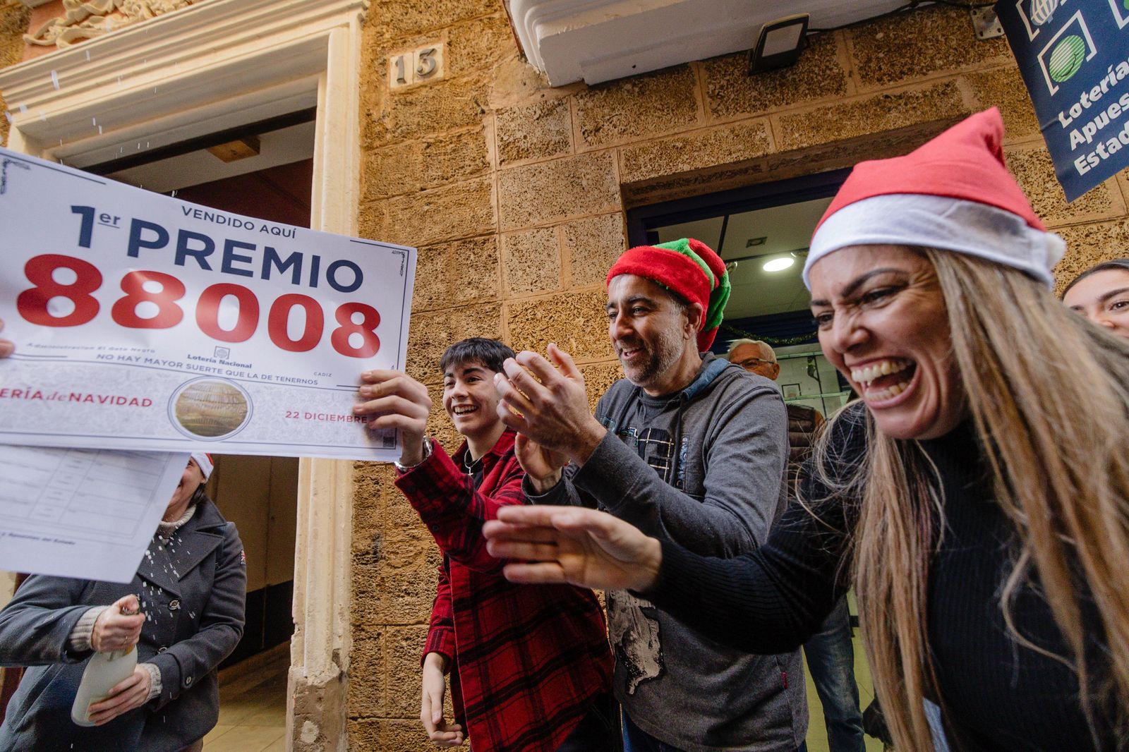 Lotería de Navidad 2023: Las imágenes de la celebración del Gordo en Cádiz