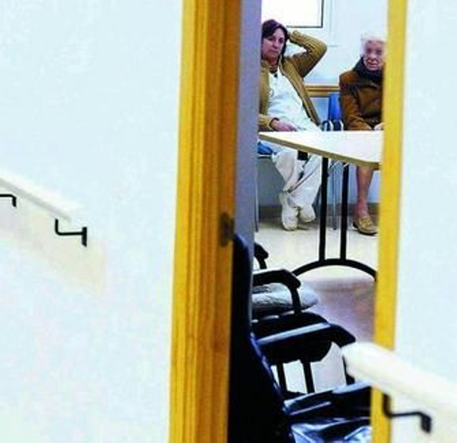 Una de las cuidadoras de AFA, con una paciente.