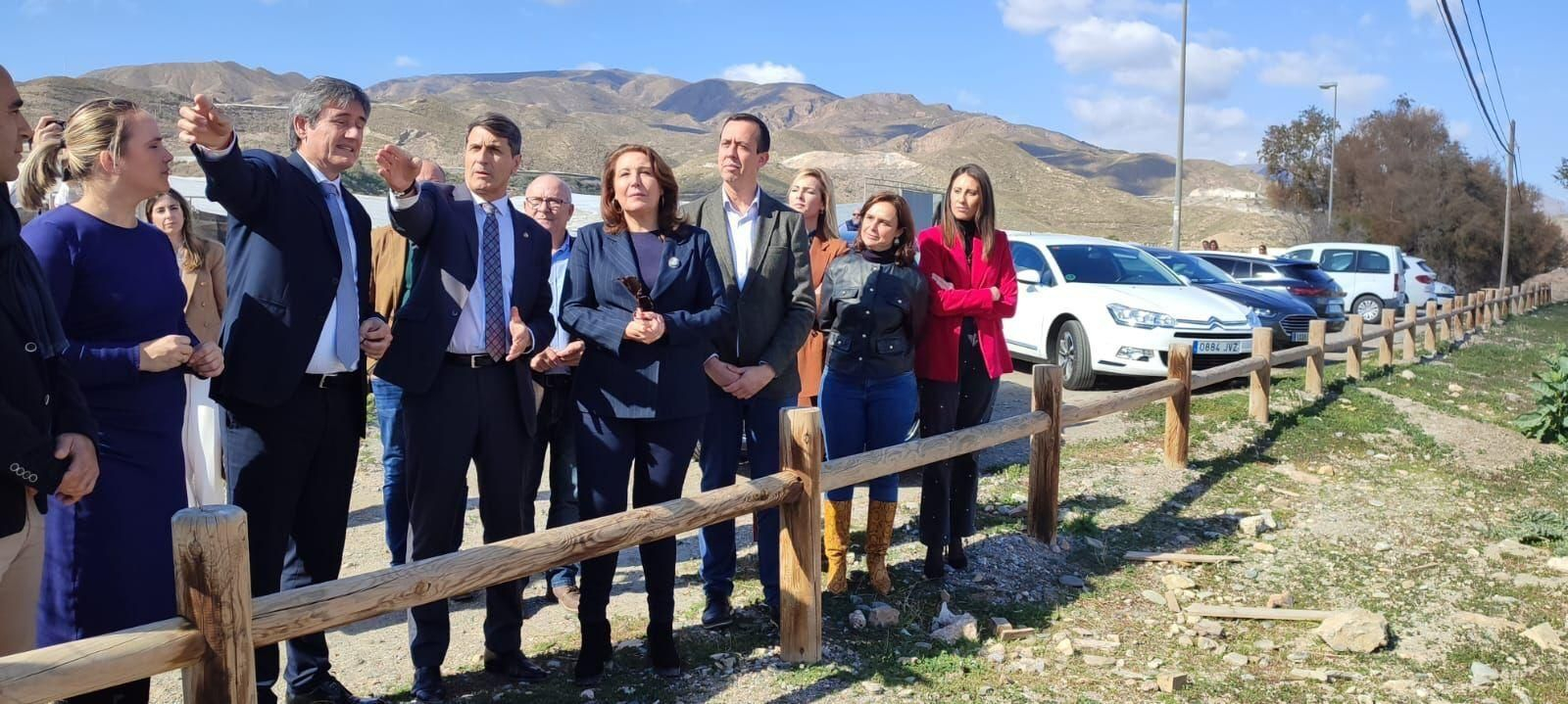 Visita de las autoridades al río Adra.