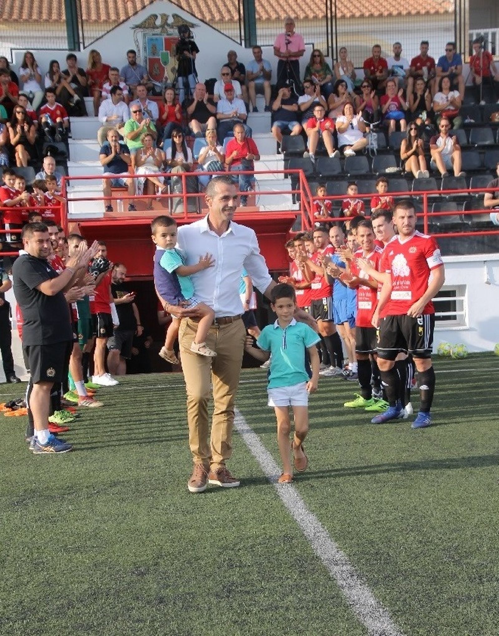 Los jugadores huercalenses hicieron un pasillo a Martínez.