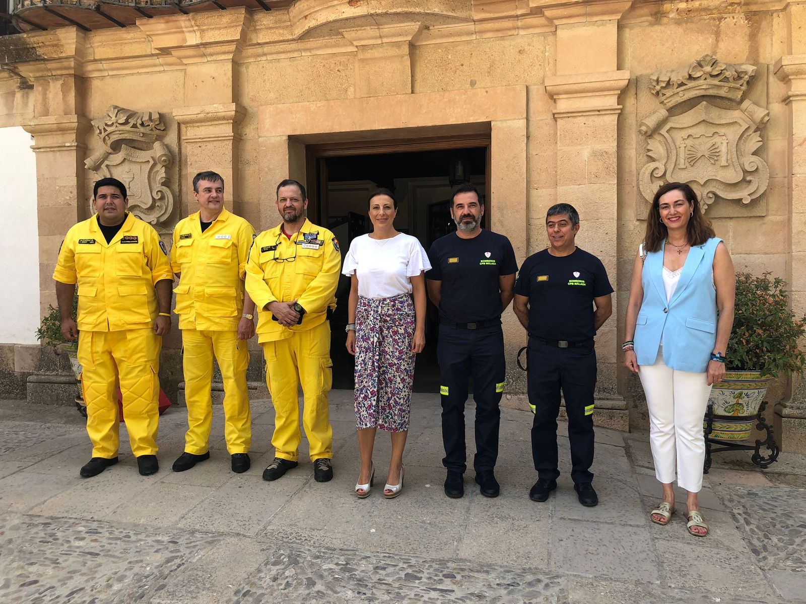 Bomberos de Paraguay junto a efectivos del Consorcio Provincial y las responsables municipales de Ronda.