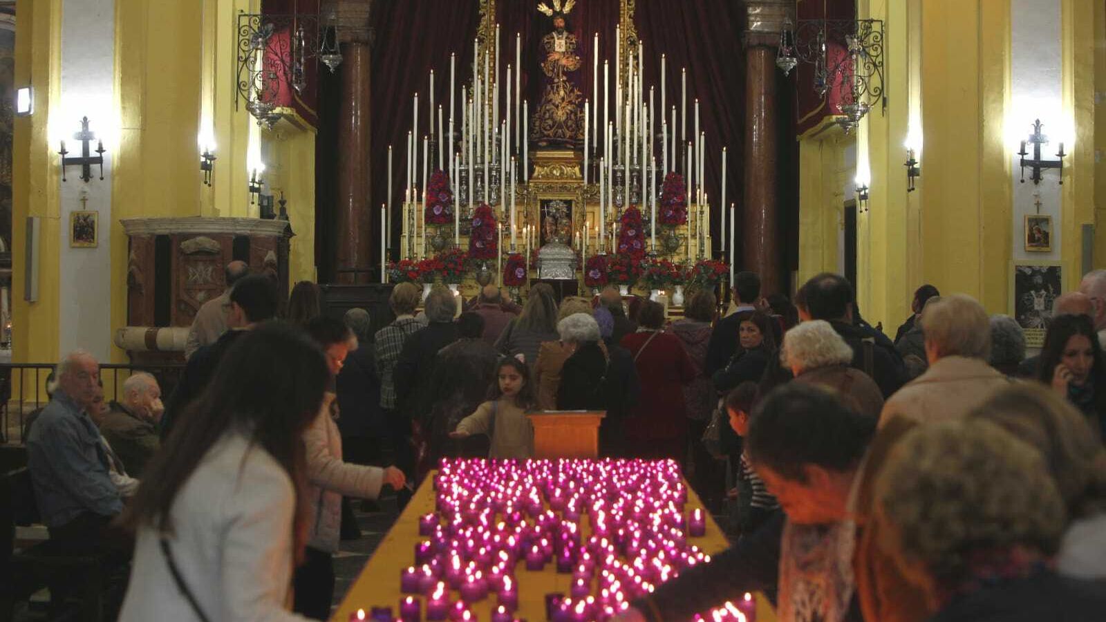 Cientos de devotos acuden este viernes a venerar al Cautivo de San Ildefonso.