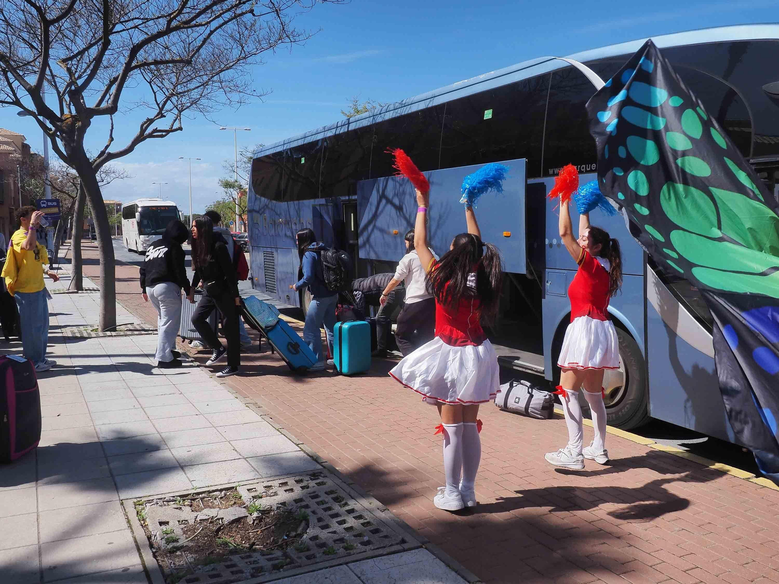 Las fotos de la espectacular llegada de 10.000 estudiantes portugueses a Punta Umbría