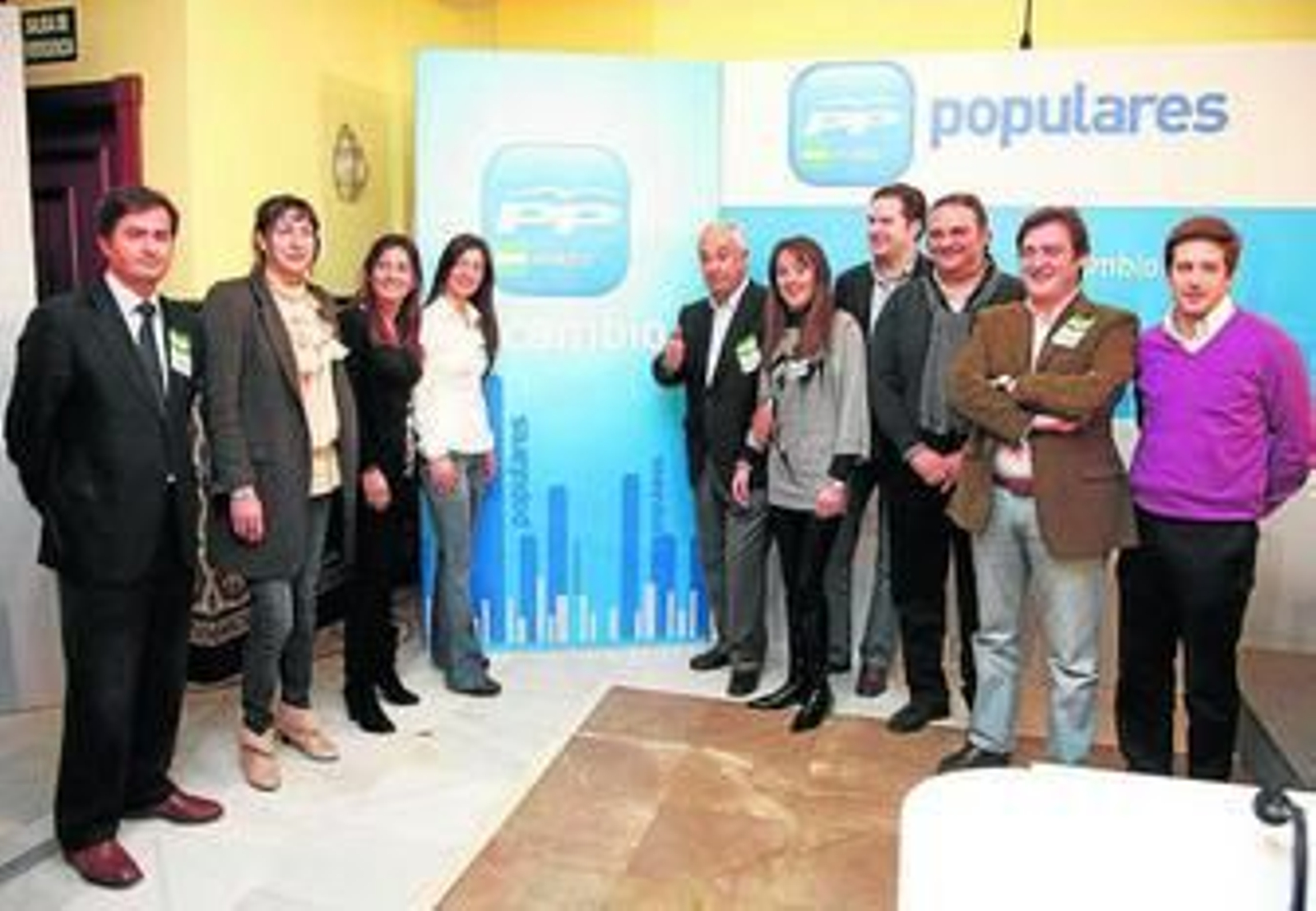 El presidente del PP-A, Javier Arenas, con los nuevos dirigentes del partido. El presidente del PP-A, Javier Arenas, con los nuevos dirigentes del partido.