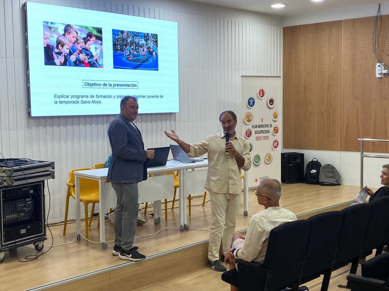 Antonio Jesús Casimiro y Salva Moya durante la charla sobre racismo en el fútbol impartida por este último.