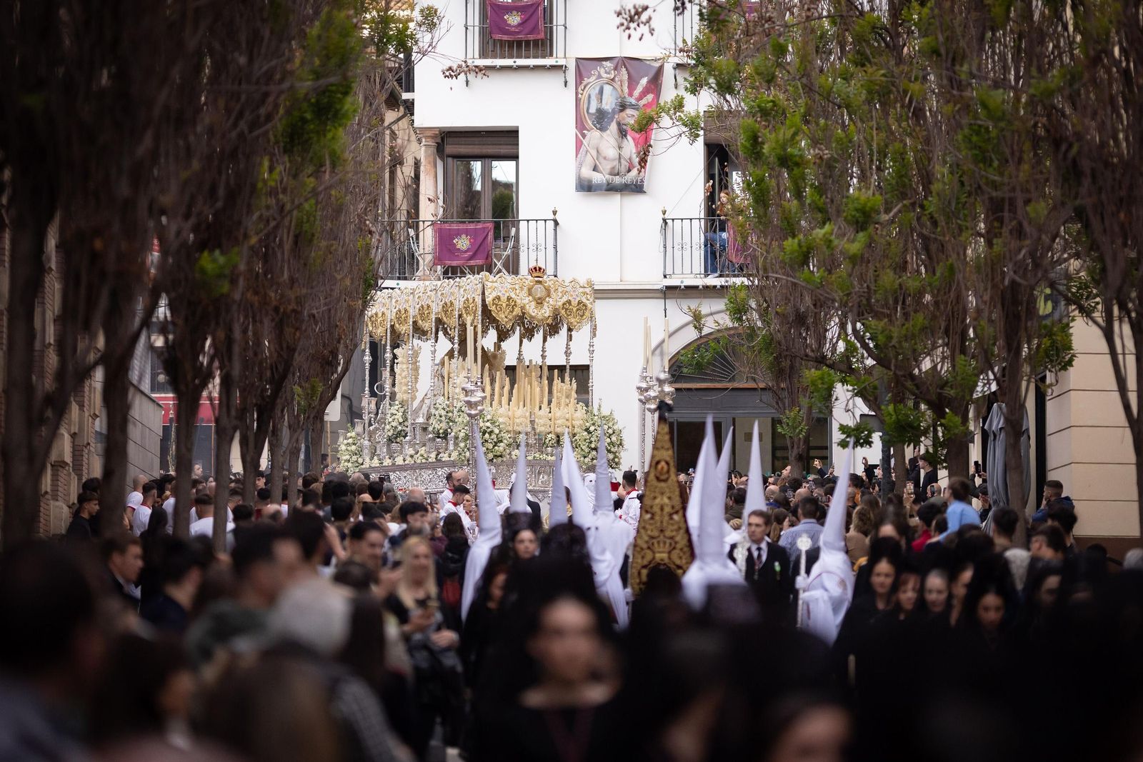 Las mejores fotos del nuevo recorrido por el Realejo de la procesión de la Aurora en el Jueves Santo de Granada