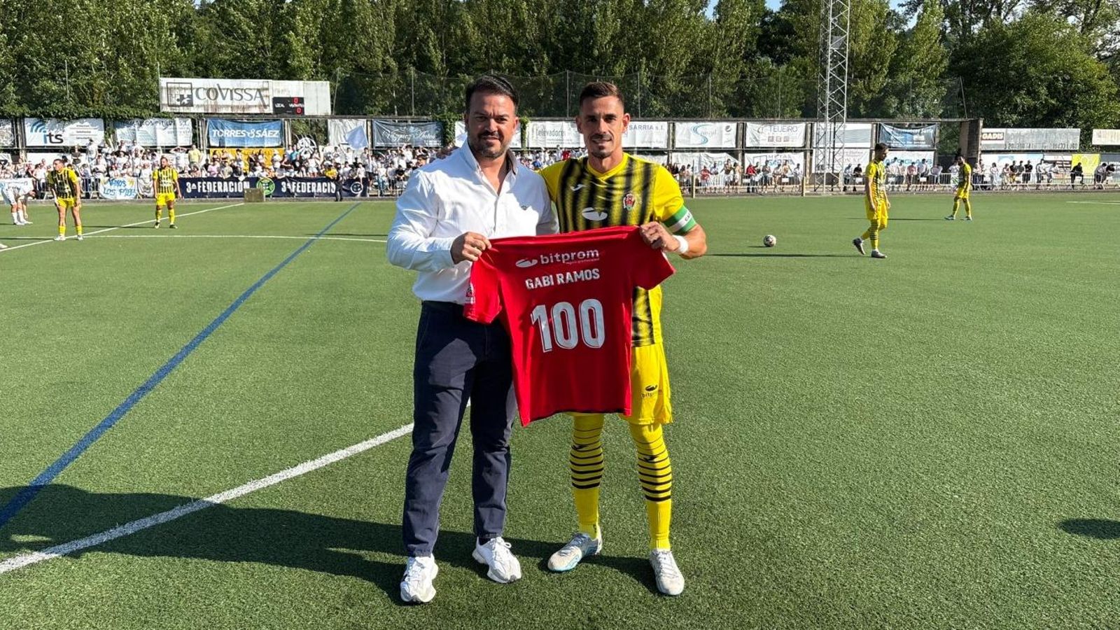 El capitán Gabi Ramos recibió una camiseta conmemorativa por cumplir 100 encuentros. El capitán Gabi Ramos recibió una camiseta conmemorativa por cumplir 100 encuentros.