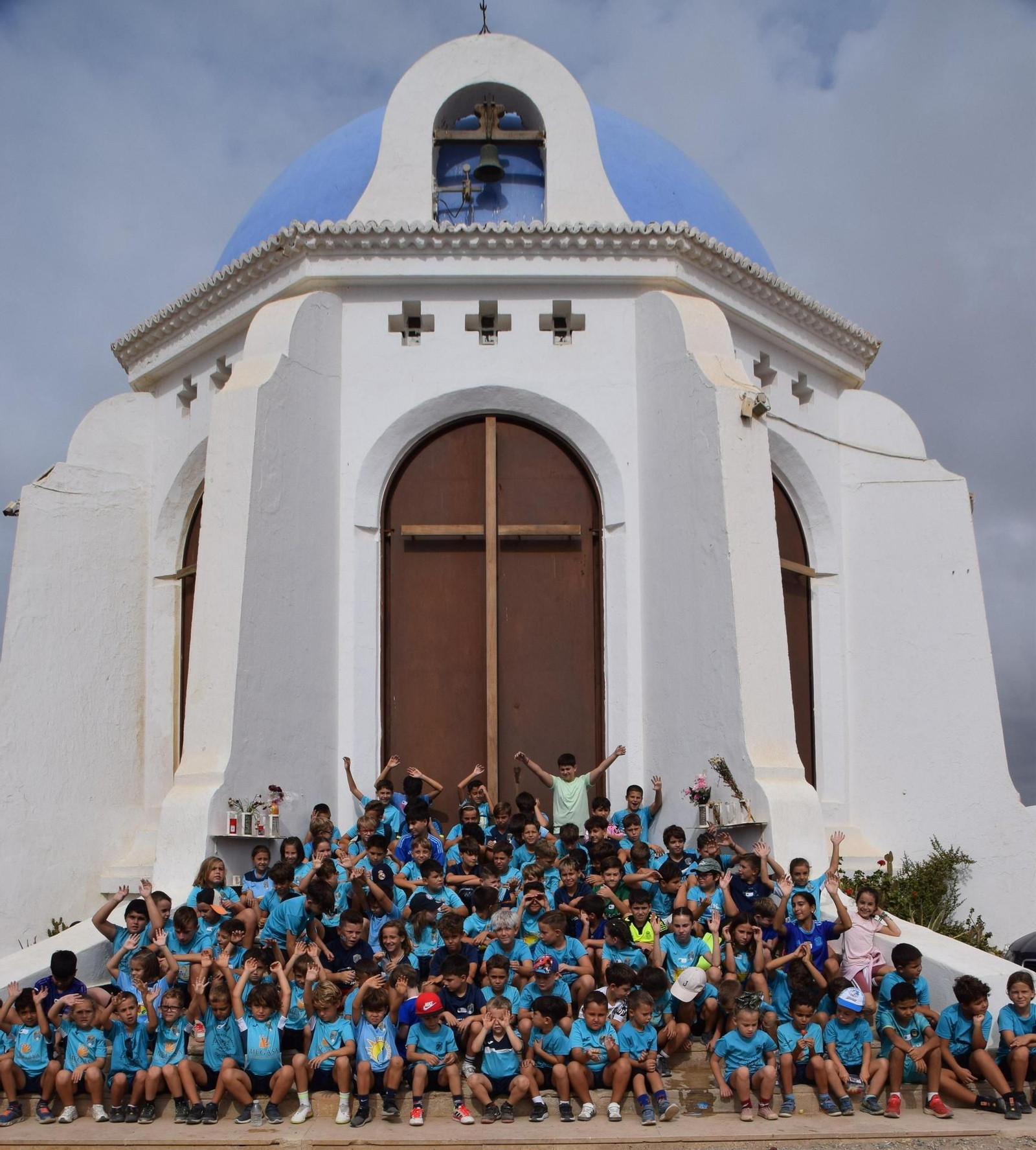 Foto grupal con los componentes del club participantes a la llegada a la ermita de Torregarcia.