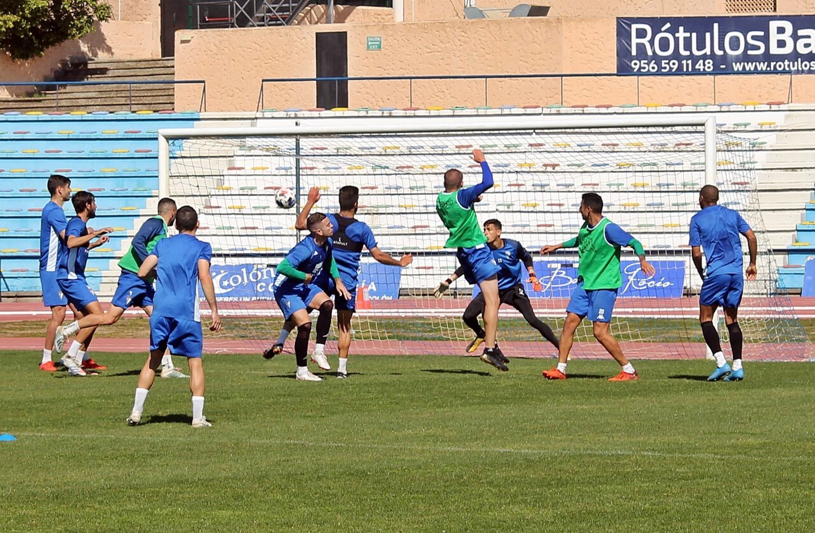 Lolo González intenta el remate en un córner en una secuencia de un entrenamiento.