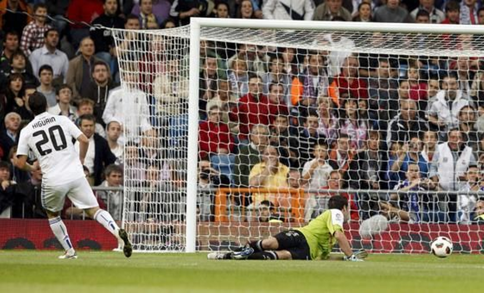 El Real Madrid golea 6-1 al Racing en casa con cuatro goles de Ronaldo. / EFE