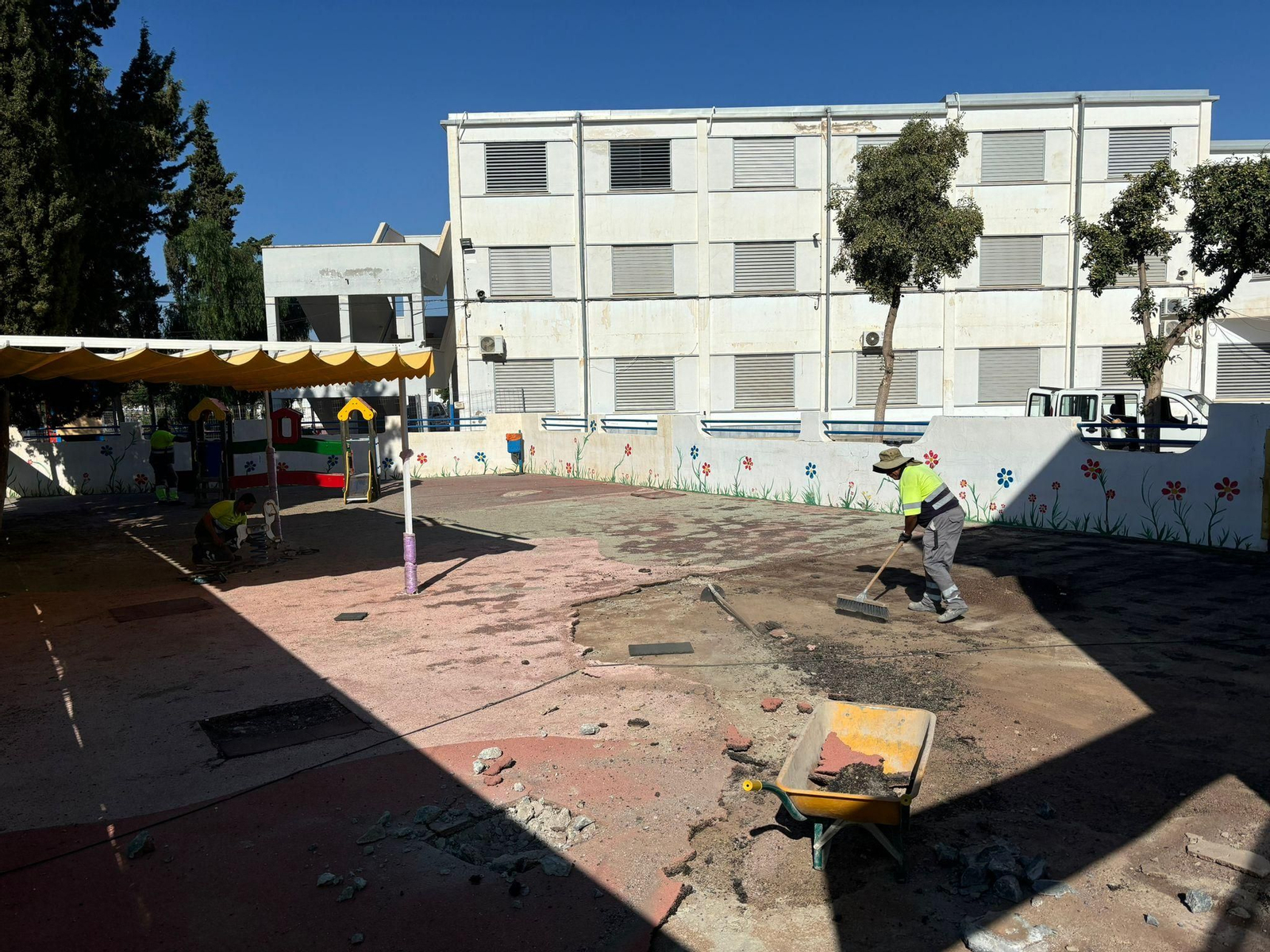 Se va a sustituir 325 metros cuadrados de suelo del parque infantil del colegio