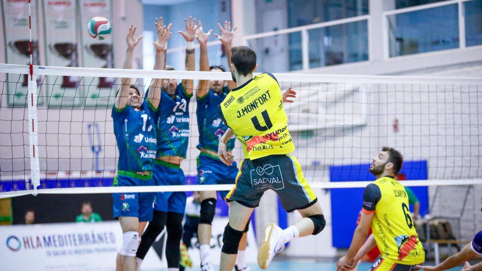 Los ahorradores intentan bloquear el remate de Javi Monfort durante una acción del encuentro disputado en el Moisés Ruiz.