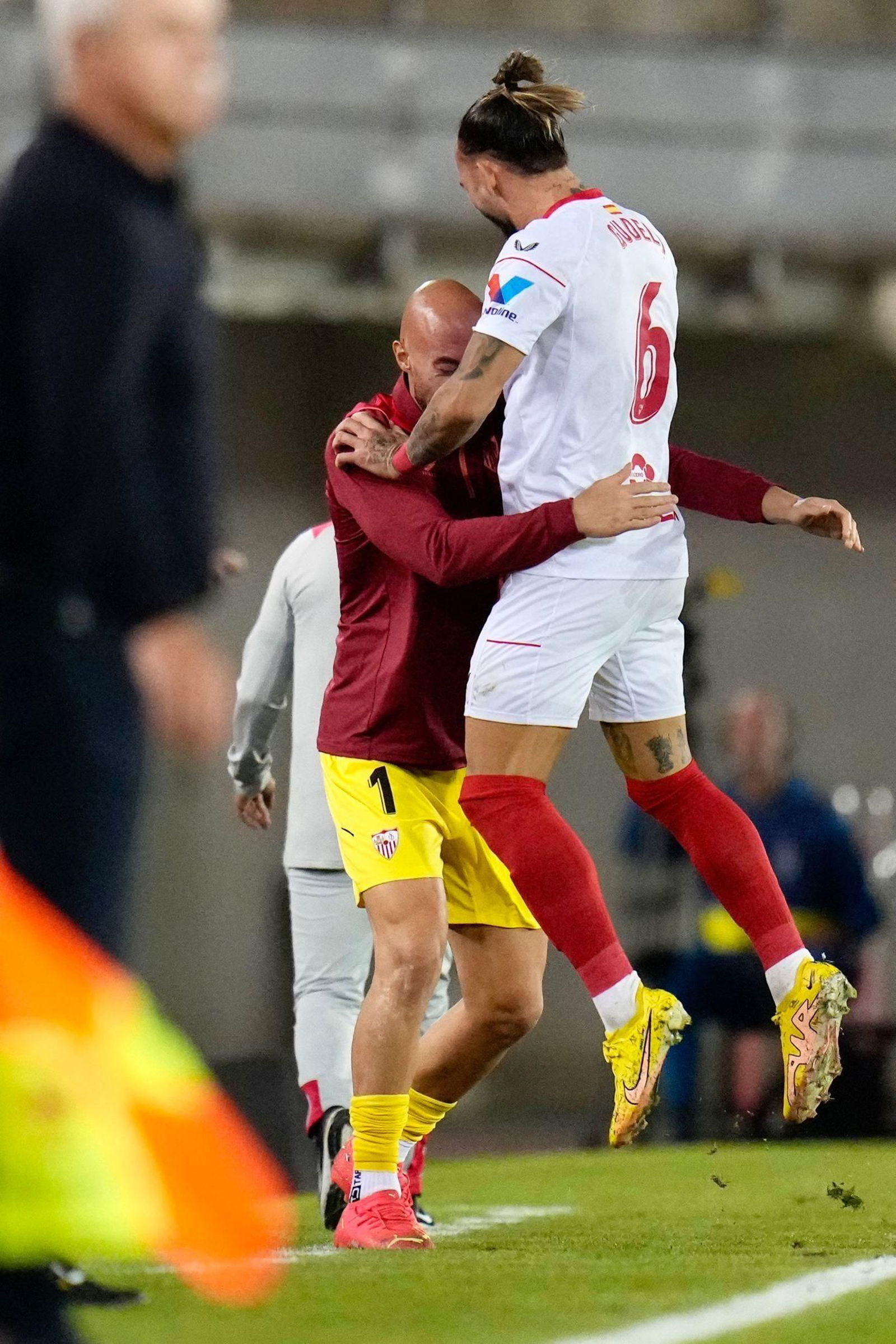 Nemanja Gudelj se abraza con Dmitrovic tras anotar el gol de la victoria del Sevilla.