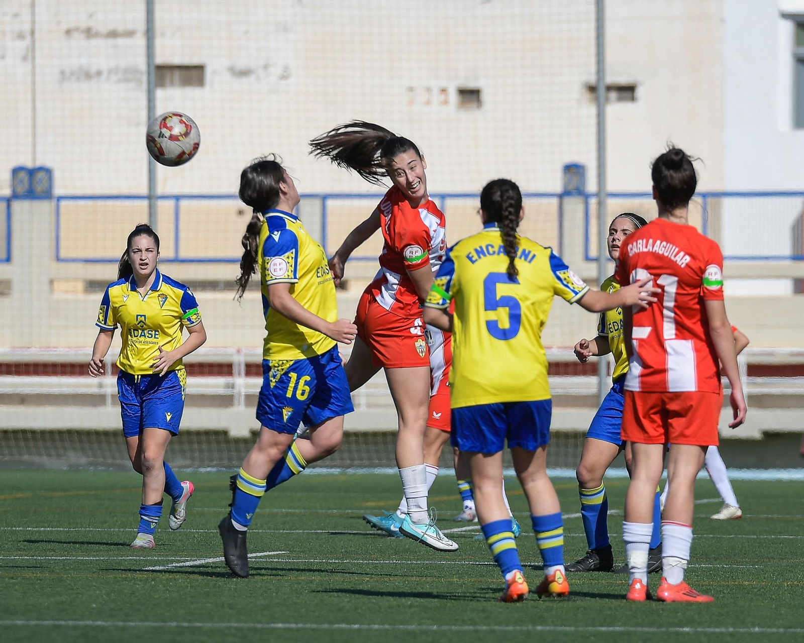 Lucía disputa un balón áereo durante el último encuentro disputado por las rojiblancas en el Estadio de La Juventud.