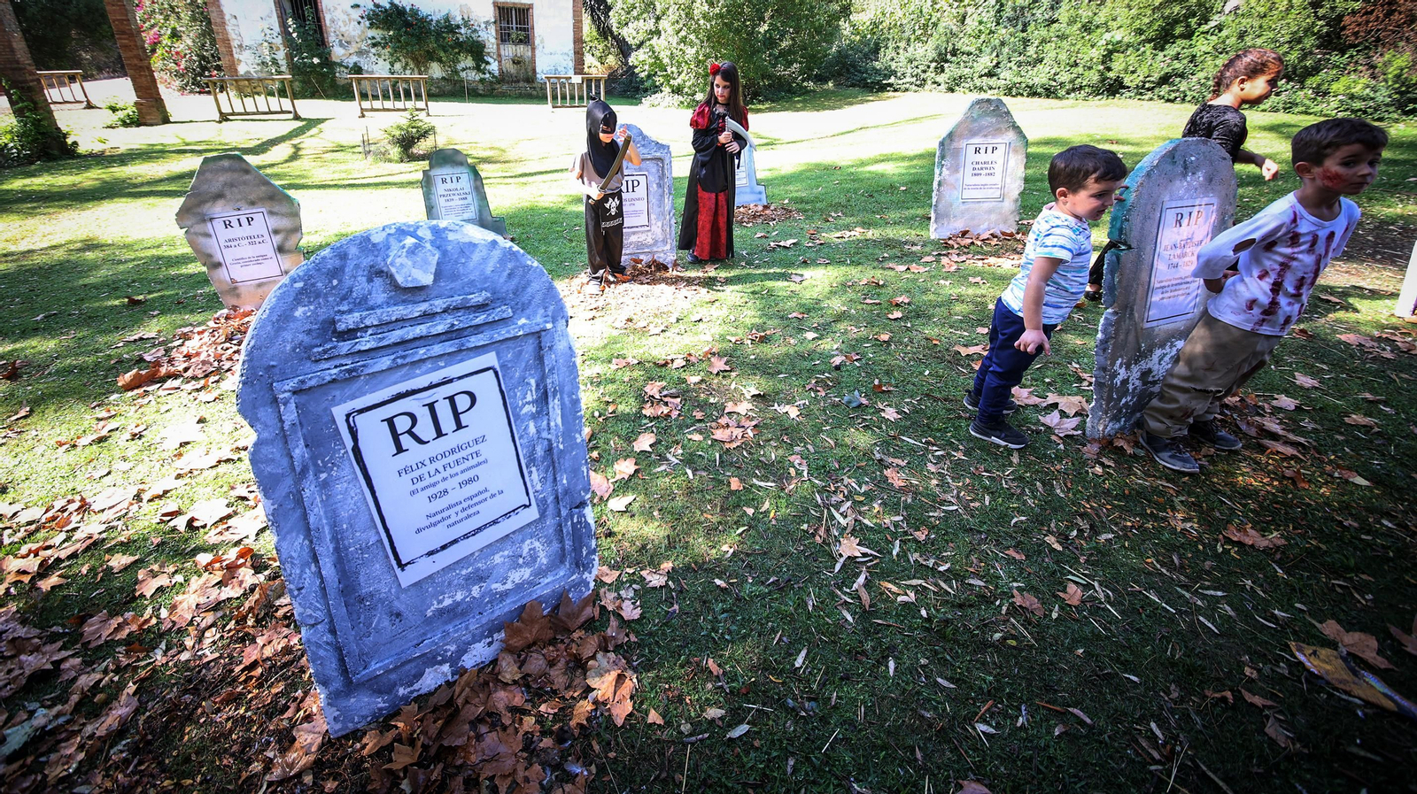 Miles de asistentes a la fiesta de Halloween en el Zoo de Jerez