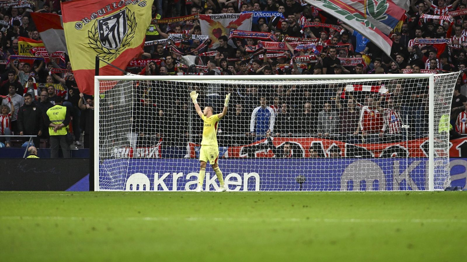 Vlachodimos se queja después de encajar uno de los goles del Atlético.