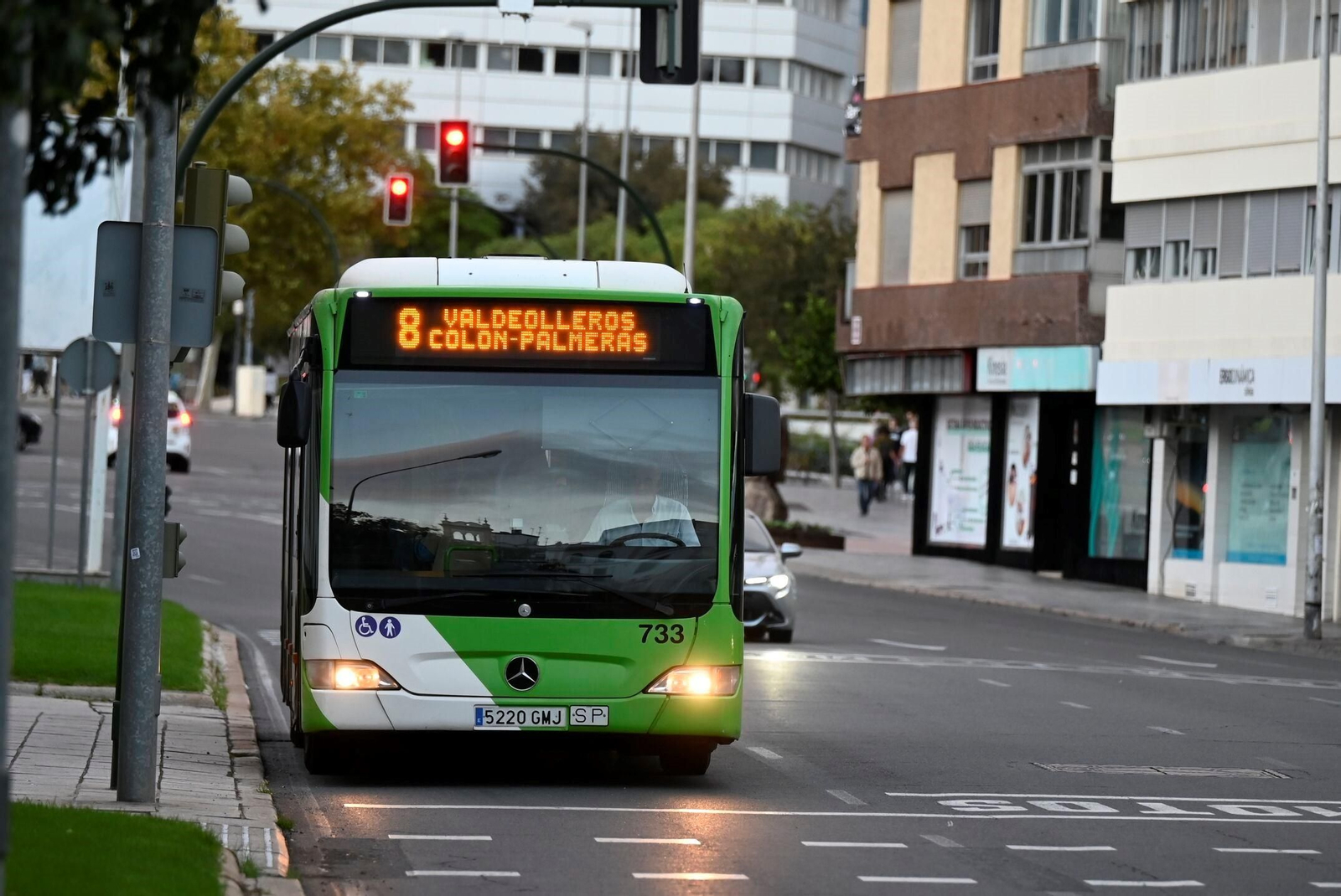 Un autobús de Aucorsa circula por el centro de la ciudad