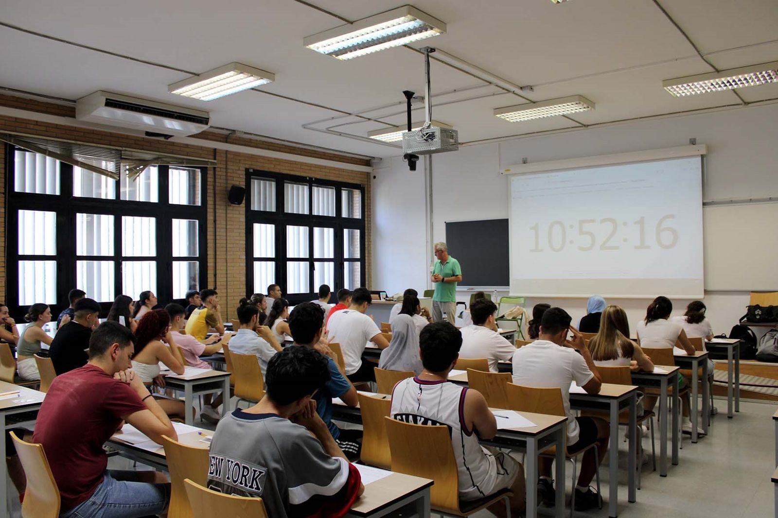 Imagen de archivo. Alumnos en las pruebas extraordinarias de la PEvAU de julio de 2023.