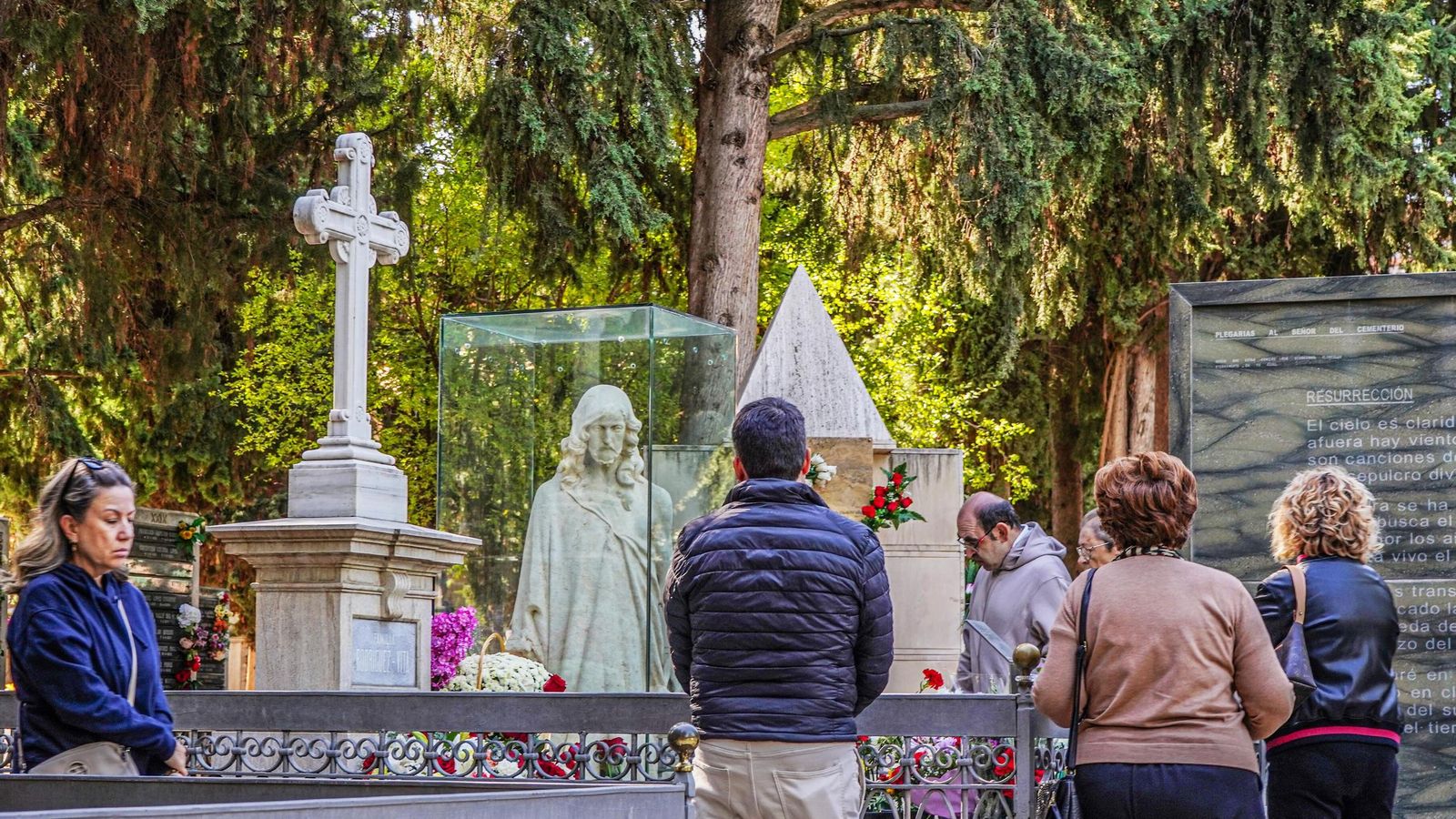 Visitas al Señor del cementerio.