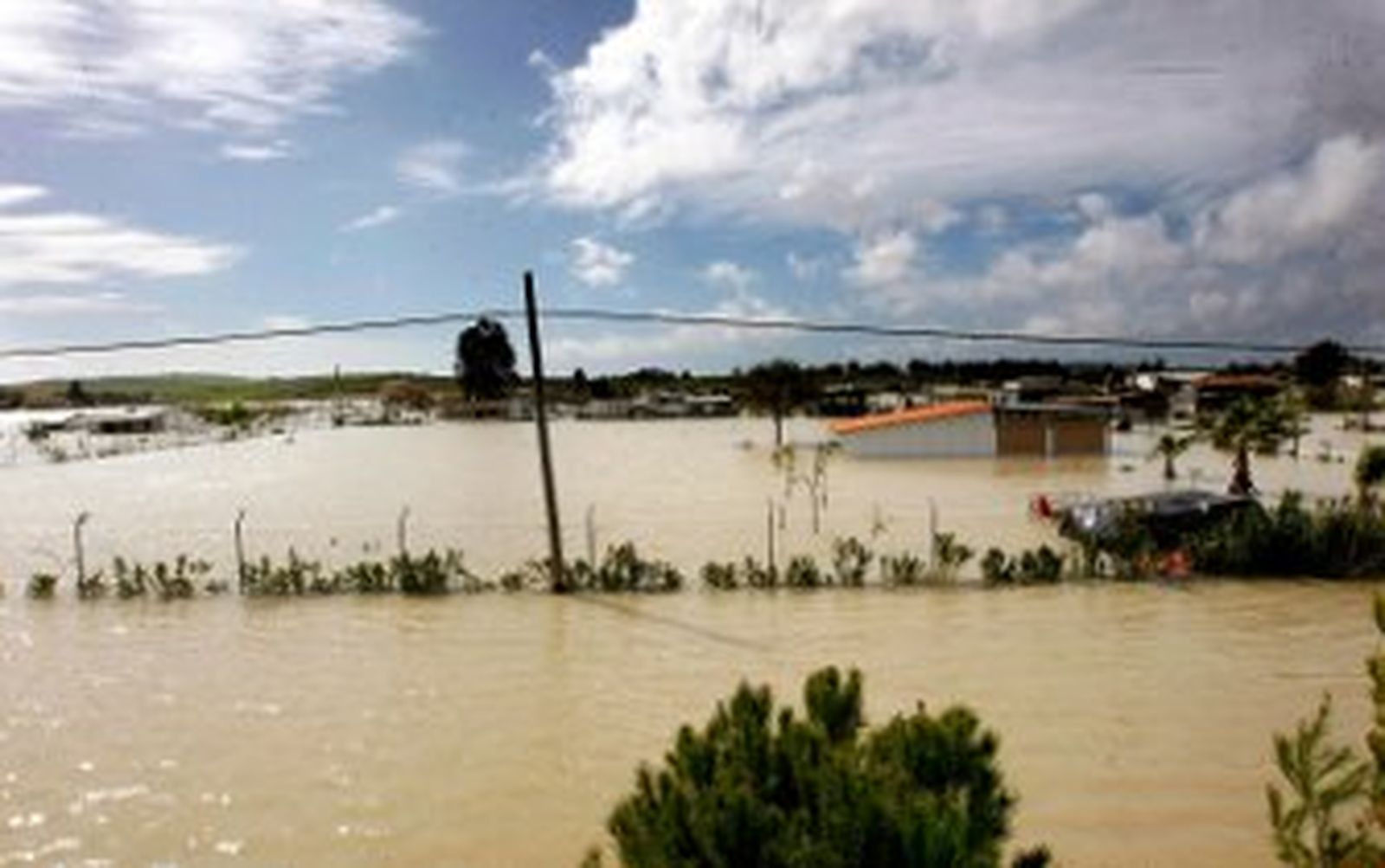 El Guadalete llega a las viviendas y provoca cuatro desalojos