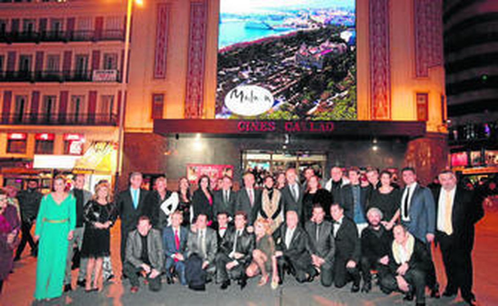 Foto de familia anoche delante los cines Callao con la imagen promocional de la capital en la pantalla.