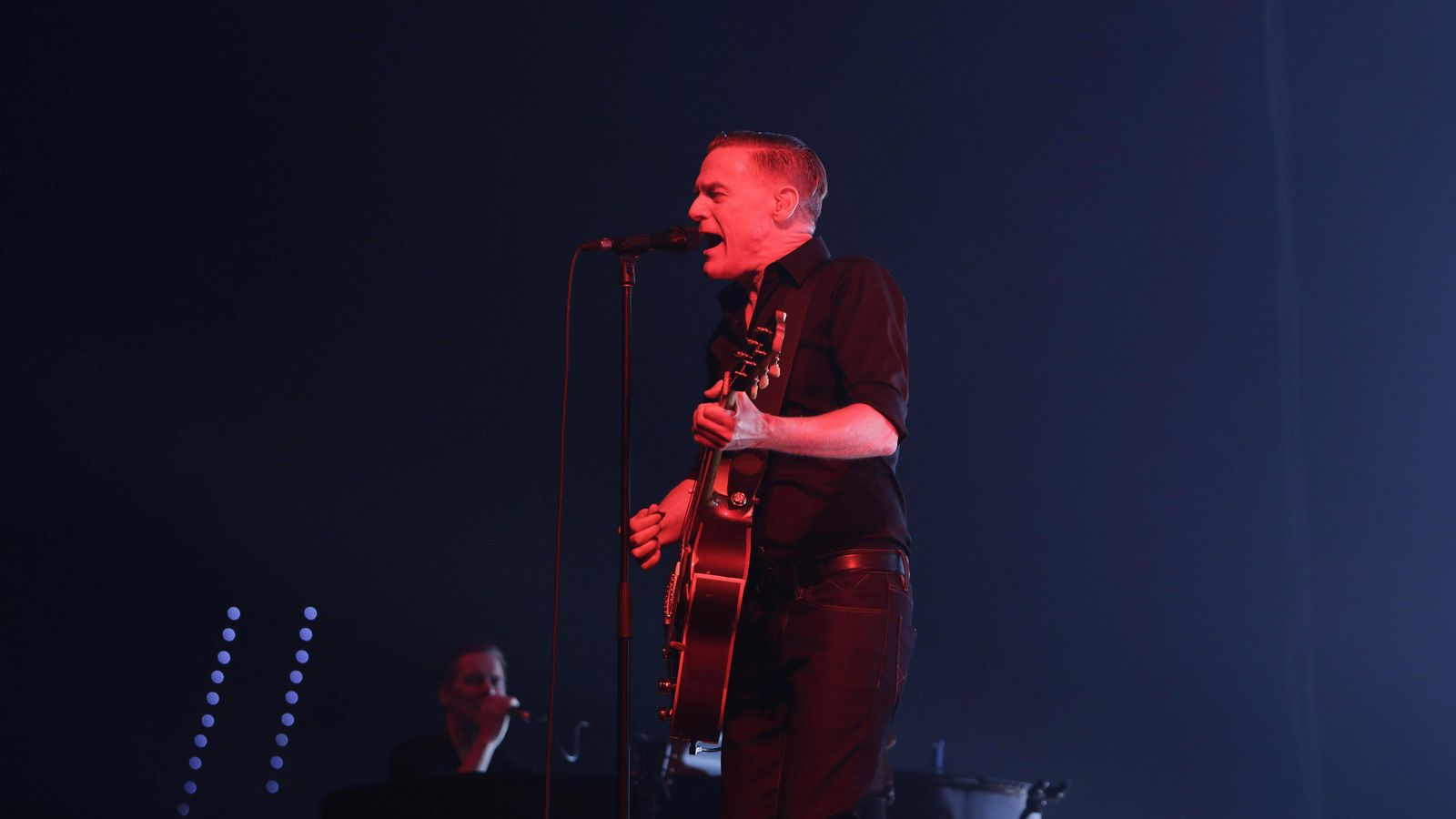 Adams en otro momento del concierto, lleno absoluto en San Pablo.