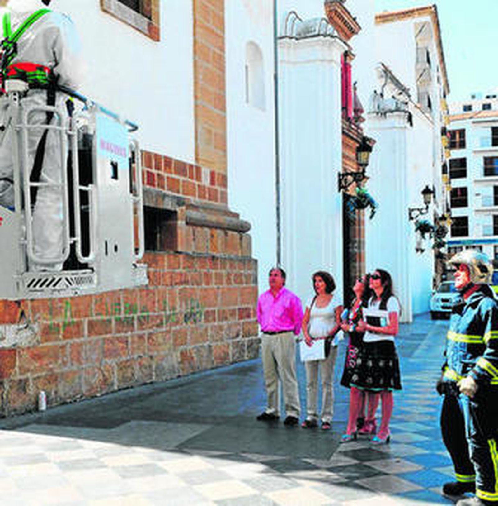 El alcalde junto a Pintor, Pajares y Pérez, momentos antes de que subieran los bomberos a la torre.