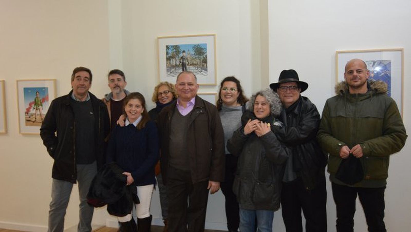 Pedro Macías, Antonio Romero, María Pilar González, el artista Ángel Olivera, Lola Galmont, Laura Marín, Isabel Pérez, Rafael Marín y Jesús Tiela, durante la inauguración de la muestra.