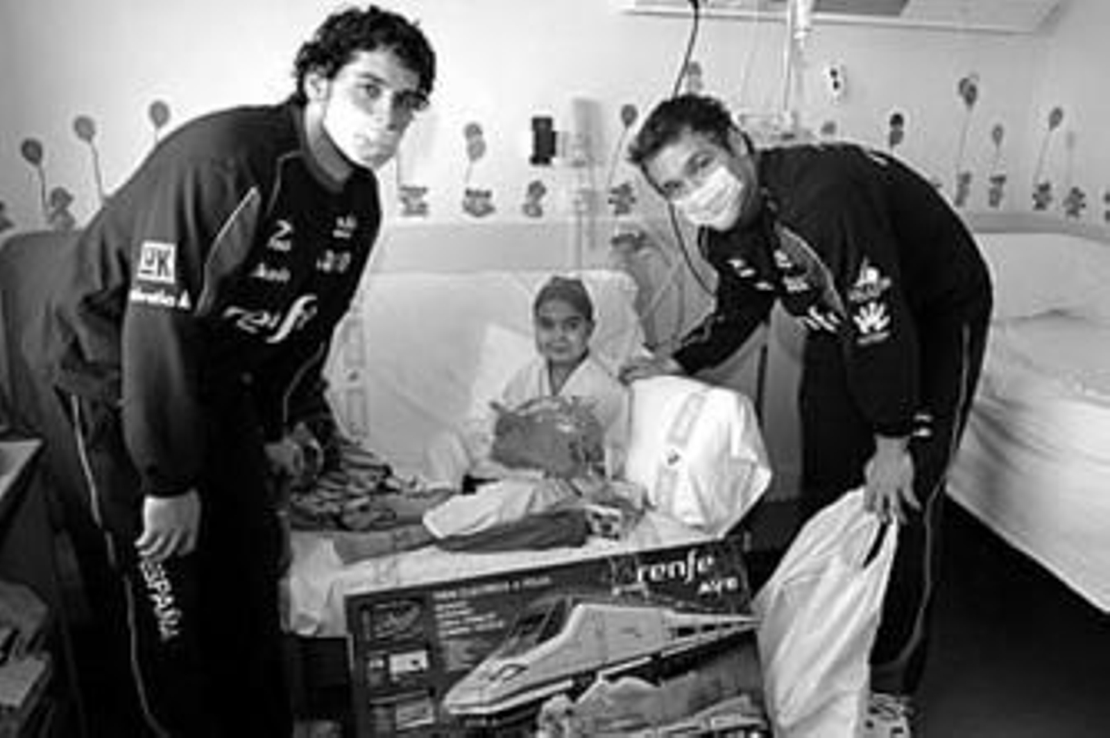 Dos jugadores visitan a un niño el pasado año en Valladolid.