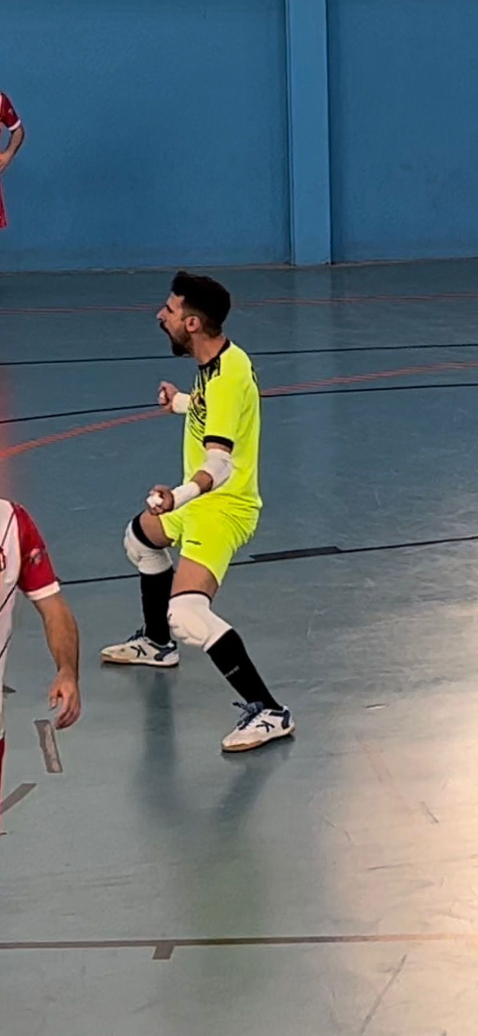 El meta Julio, pura garra costacabanera, arenga a sus compañeros.