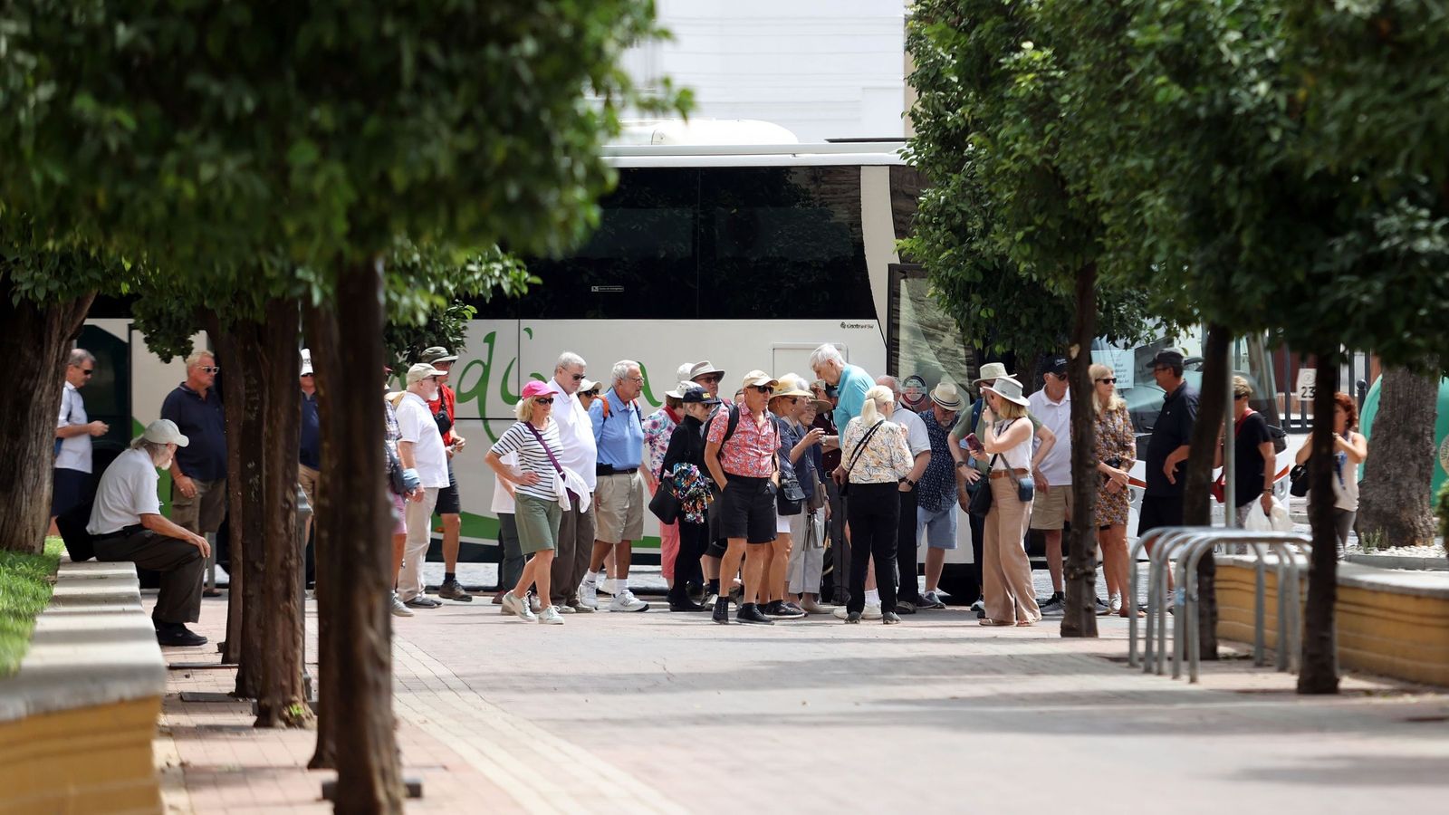 Un grupo de turistas extranjeros bajándose de un autobús en las inmediaciones del Alcázar de Jerez