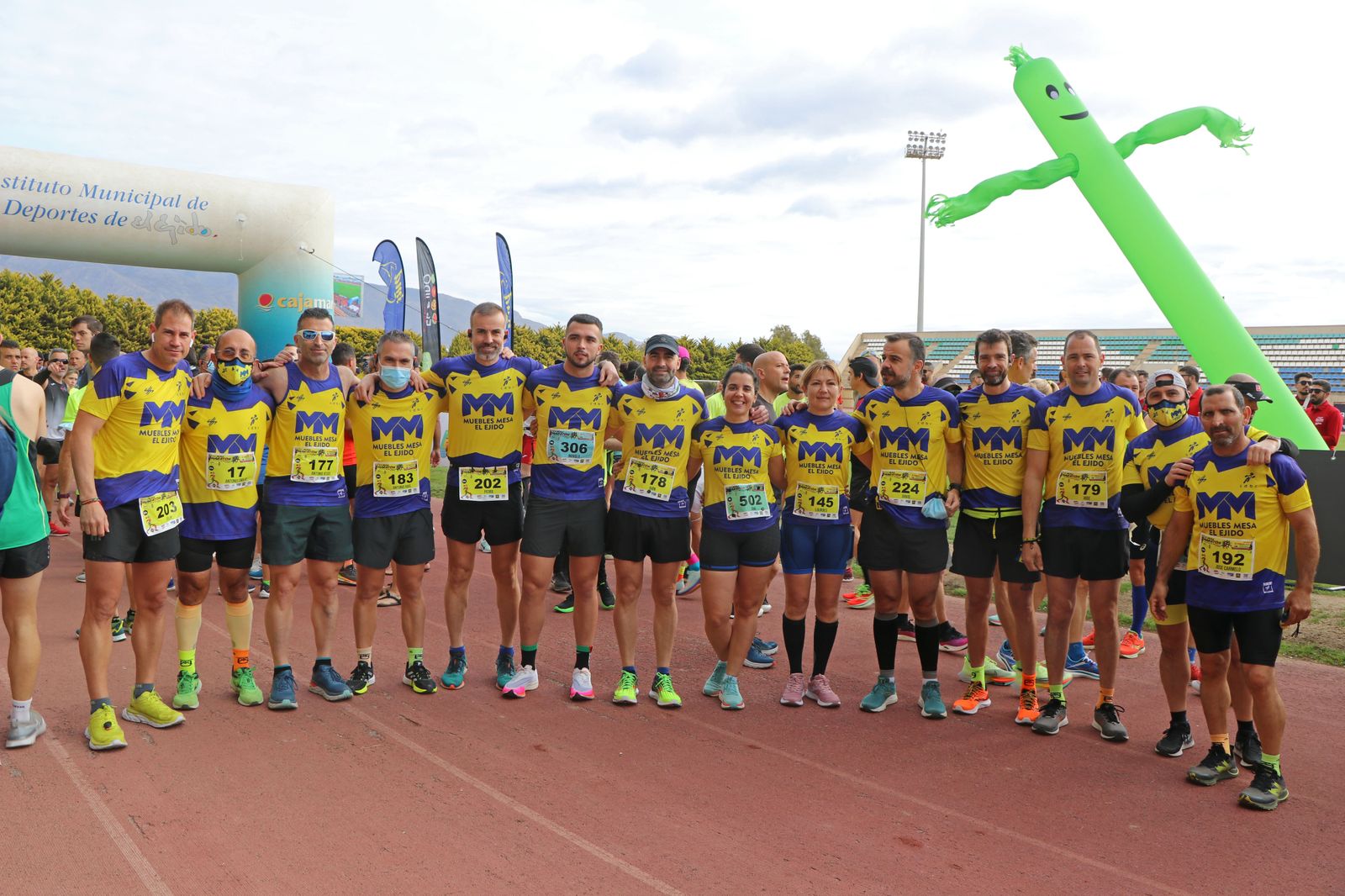 Nutrido equipo del Muebles Mesa