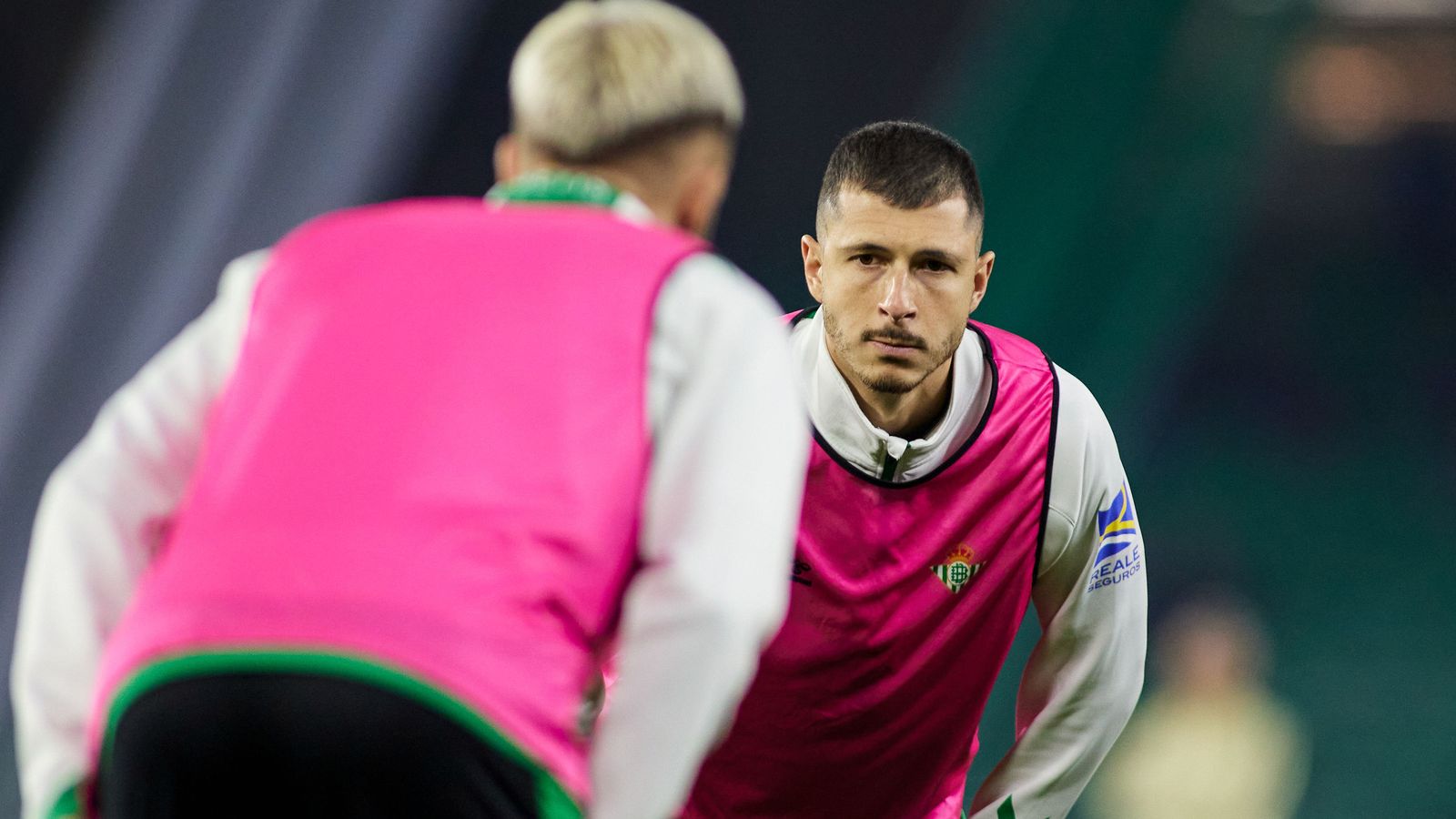 Guido Rodríguez, en el calentamiento previo a un partido de esta temporada.