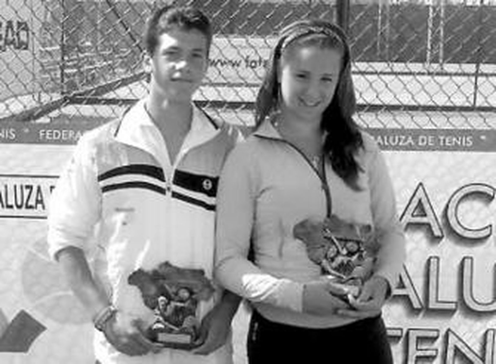 Ricardo Ojeda posa junto a la campeona femenina, Pilar Domínguez.