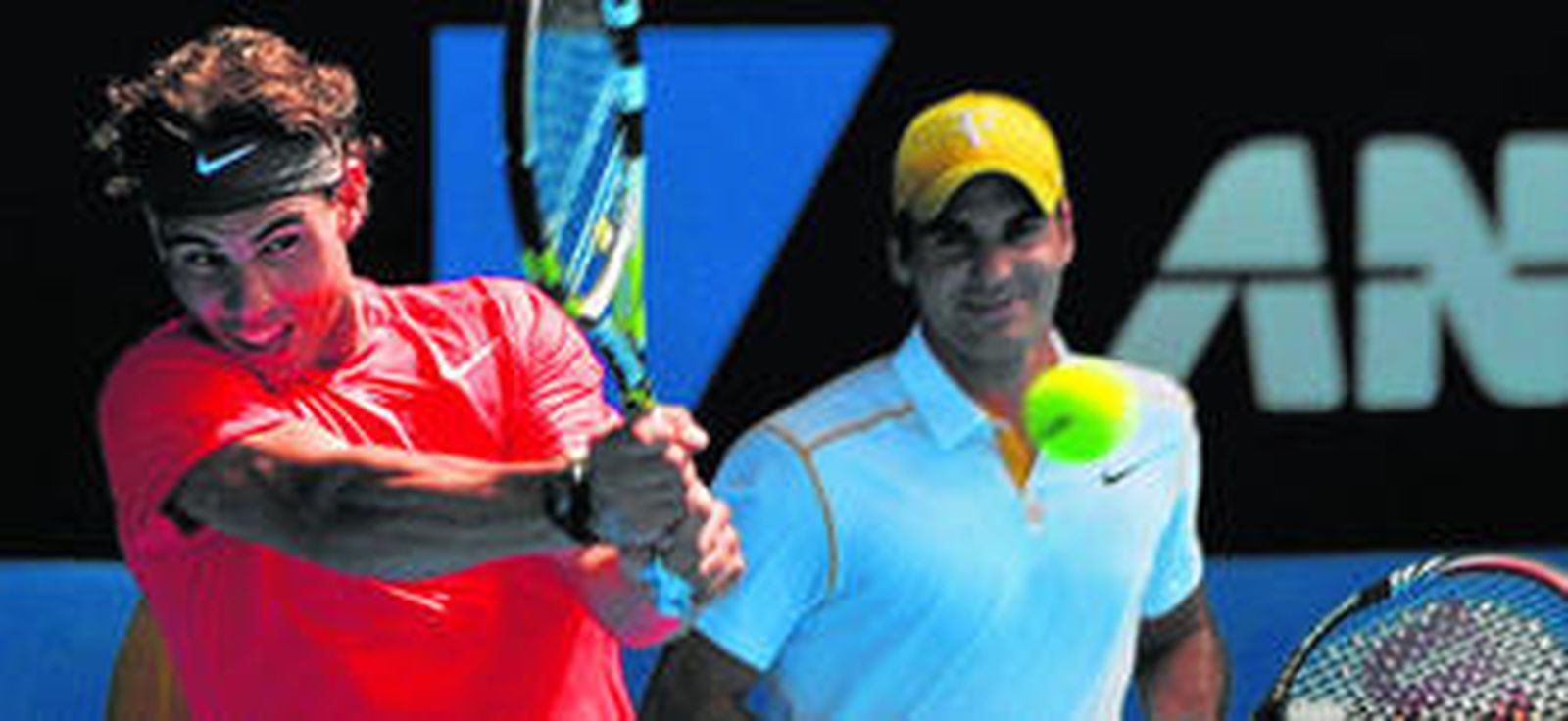 Rafa Nadal golpea la bola ante la mirada de Roger Federer durante el partido en el que ambos formaron pareja.