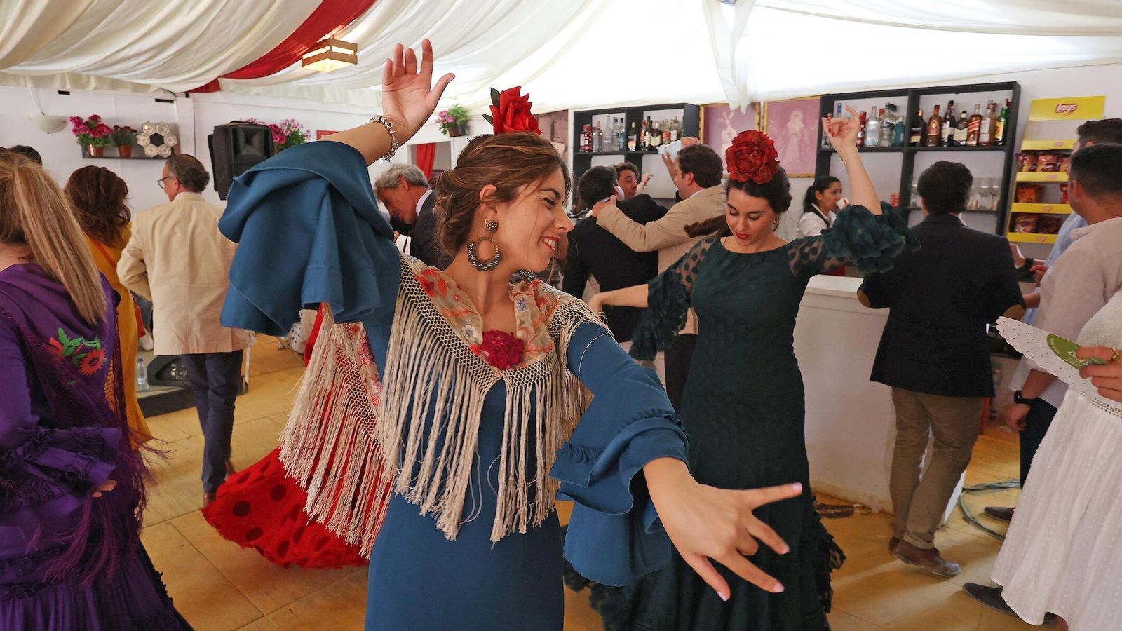 Jóvenes bailando sevillanas en una caseta de la Feria de Jerez Jóvenes bailando sevillanas en una caseta de la Feria de Jerez