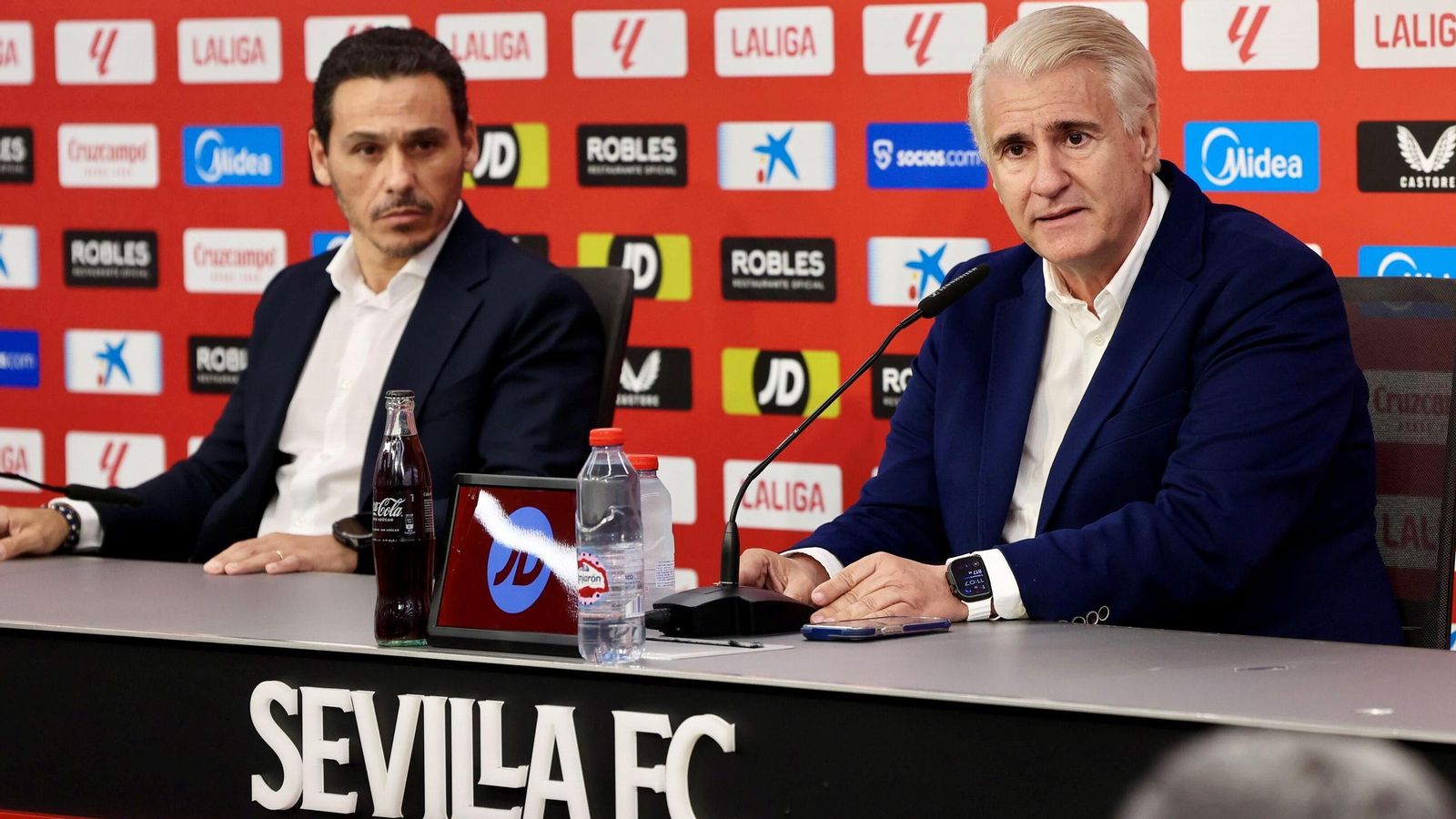 Antonio Cordón atiende a la prensa junto a José María del Nido Carrasco en su presentación. Antonio Cordón atiende a la prensa junto a José María del Nido Carrasco en su presentación.
