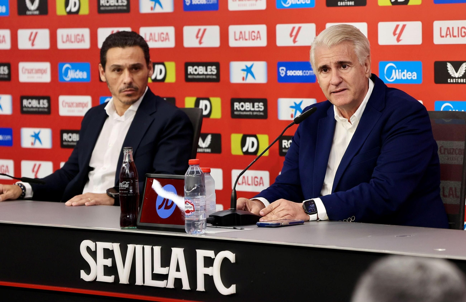 Antonio Cordón atiende a la prensa junto a José María del Nido Carrasco en su presentación. Antonio Cordón atiende a la prensa junto a José María del Nido Carrasco en su presentación.